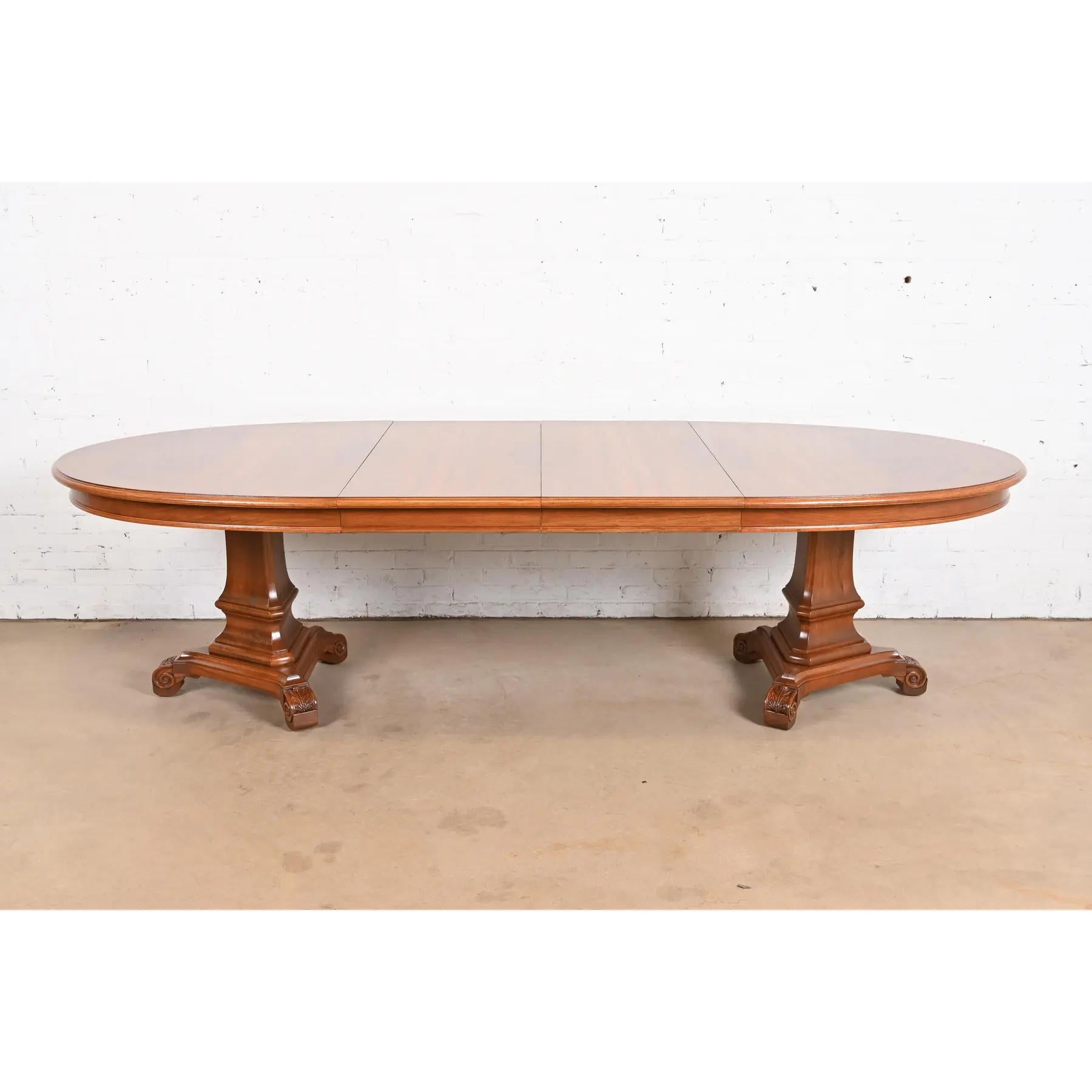 Karges Regency Mesa de Comedor Extensible de Doble Pedestal de Nogal Burled, Acabado Regencia en venta