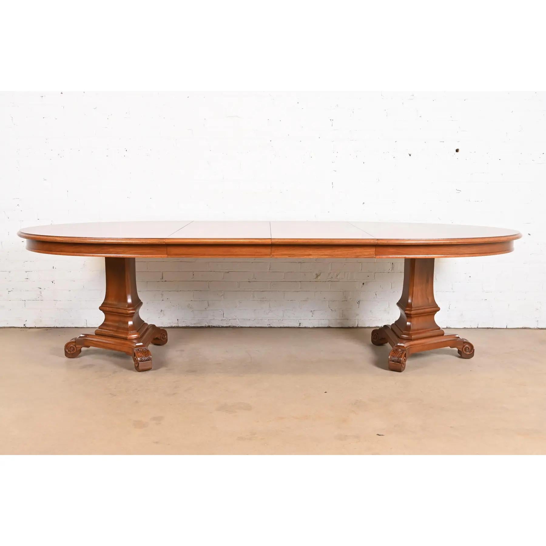 Karges Regency Mesa de Comedor Extensible de Doble Pedestal de Nogal Burled, Acabado Estadounidense en venta