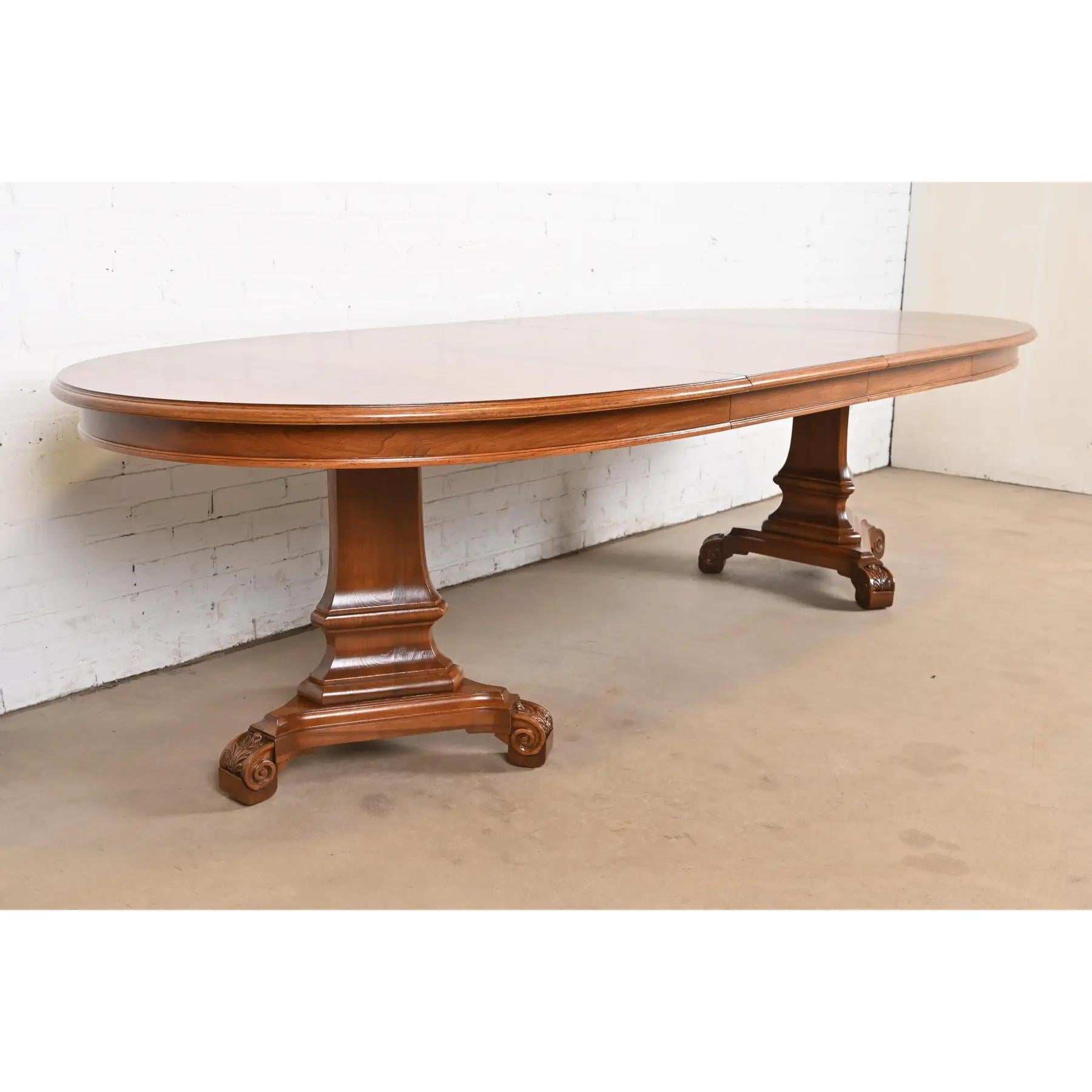 Karges Regency Mesa de Comedor Extensible de Doble Pedestal de Nogal Burled, Acabado en Bueno estado para la venta en South Bend, IN