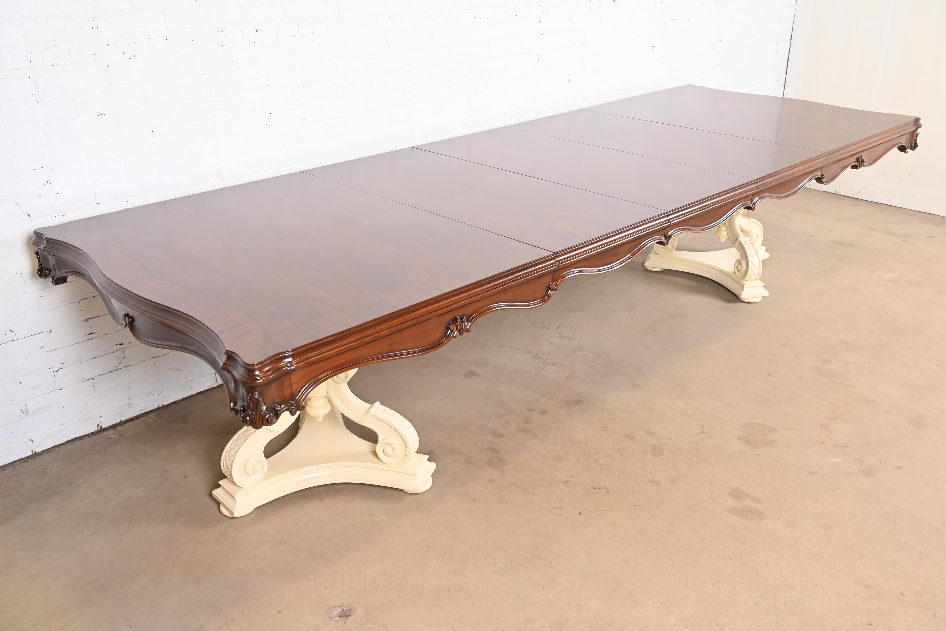 Karges Regency Nussbaum Wurzelholz Double Pedestal Extension Dining Table, neu lackiert (Walnuss) im Angebot