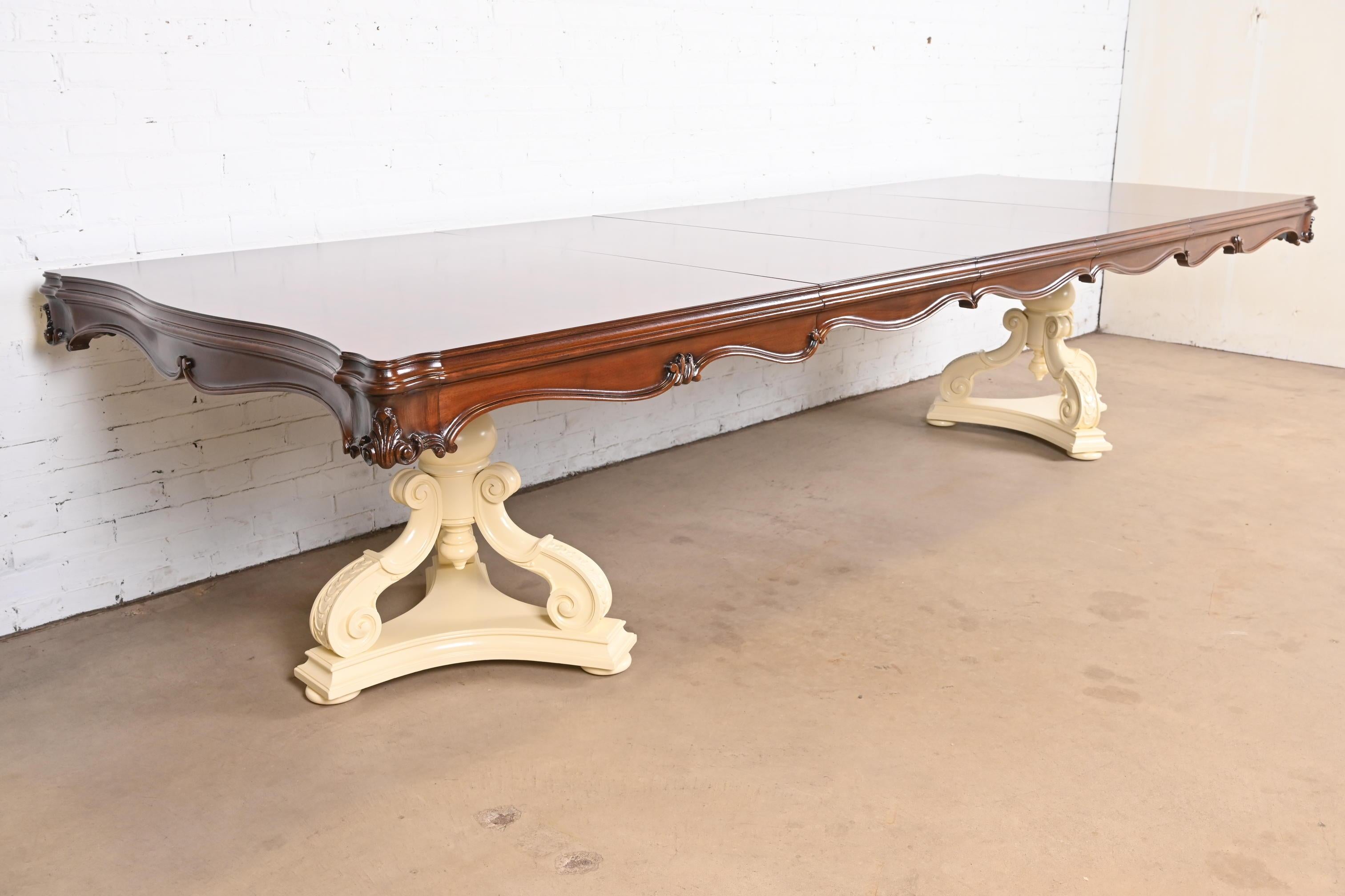 Karges Regency Nussbaum Wurzelholz Double Pedestal Extension Dining Table, neu lackiert im Angebot 1