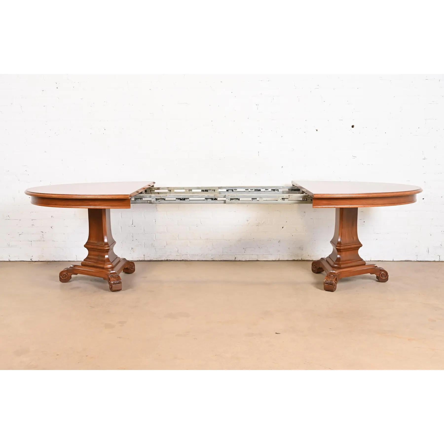 Karges Regency Mesa de Comedor Extensible de Doble Pedestal de Nogal Burled, Acabado en venta 1