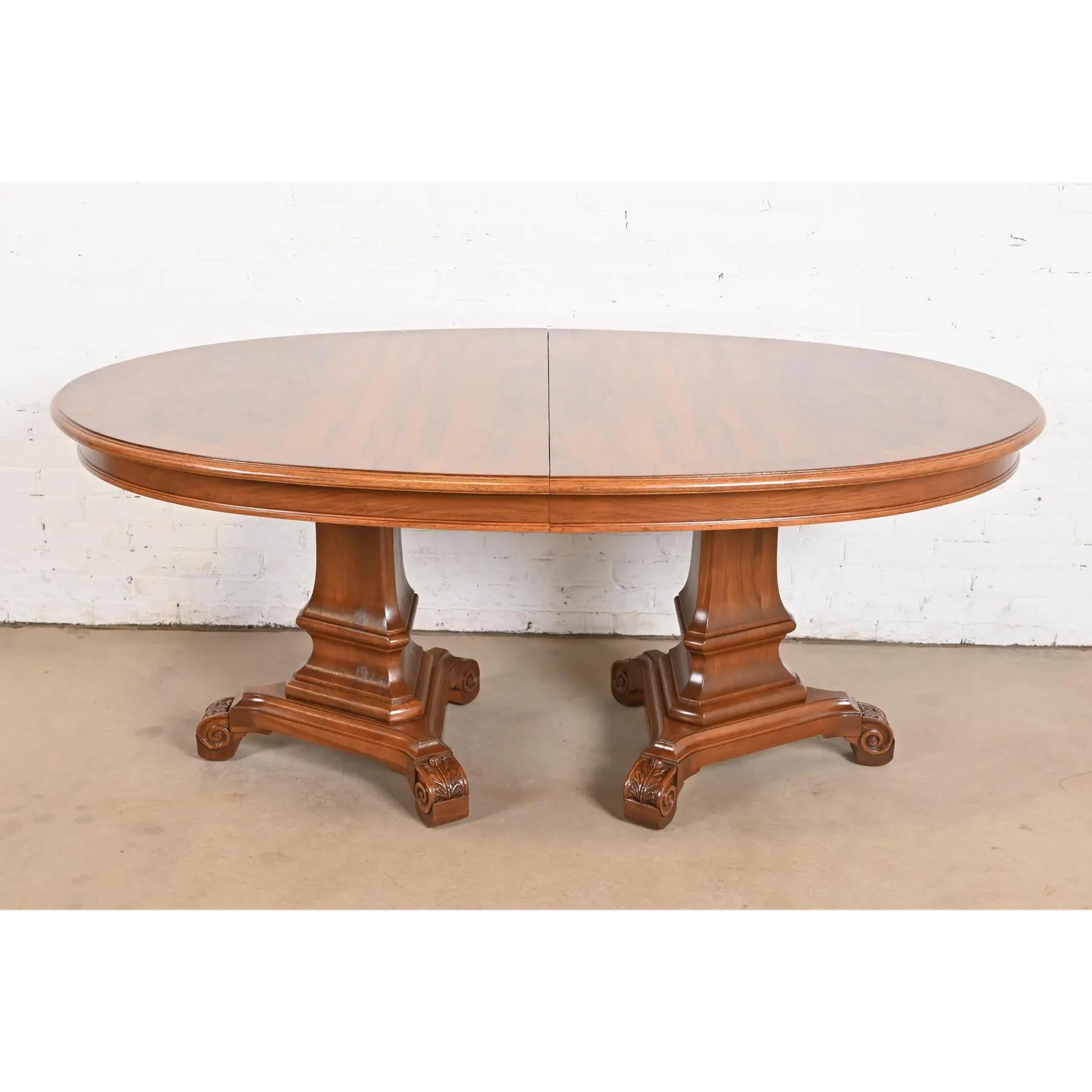 Karges Regency Mesa de Comedor Extensible de Doble Pedestal de Nogal Burled, Acabado en venta 2