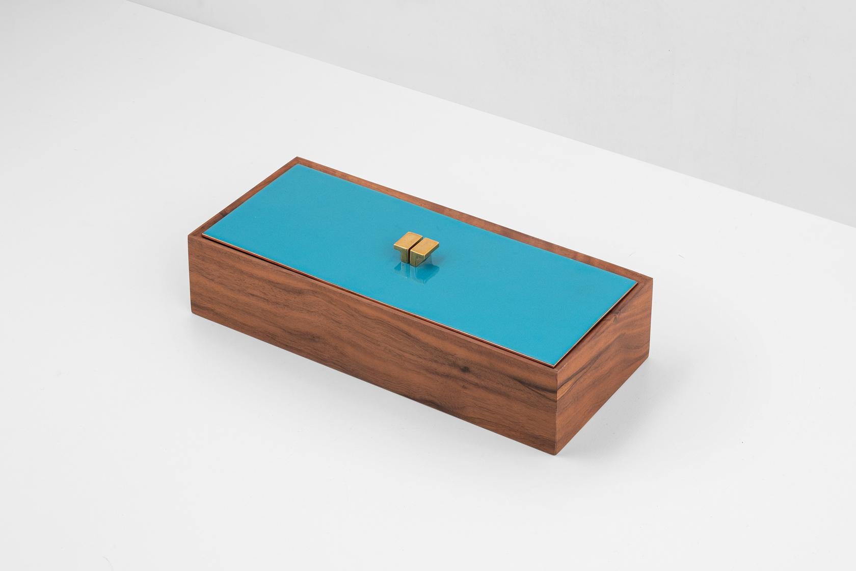 Boîte à bijoux rectangulaire en noyer canaletto massif et huile de bergamote avec bouchon en cuivre émaillé. Il peut être retourné et il peut être utilisé des deux côtés, chacun caractérisé par un bouton en laiton fait à la main.
