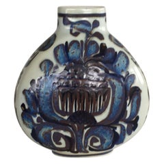 Kari Christensen, dänische Vase mit Blumendekoration, Royal Copenhagen Aluminia