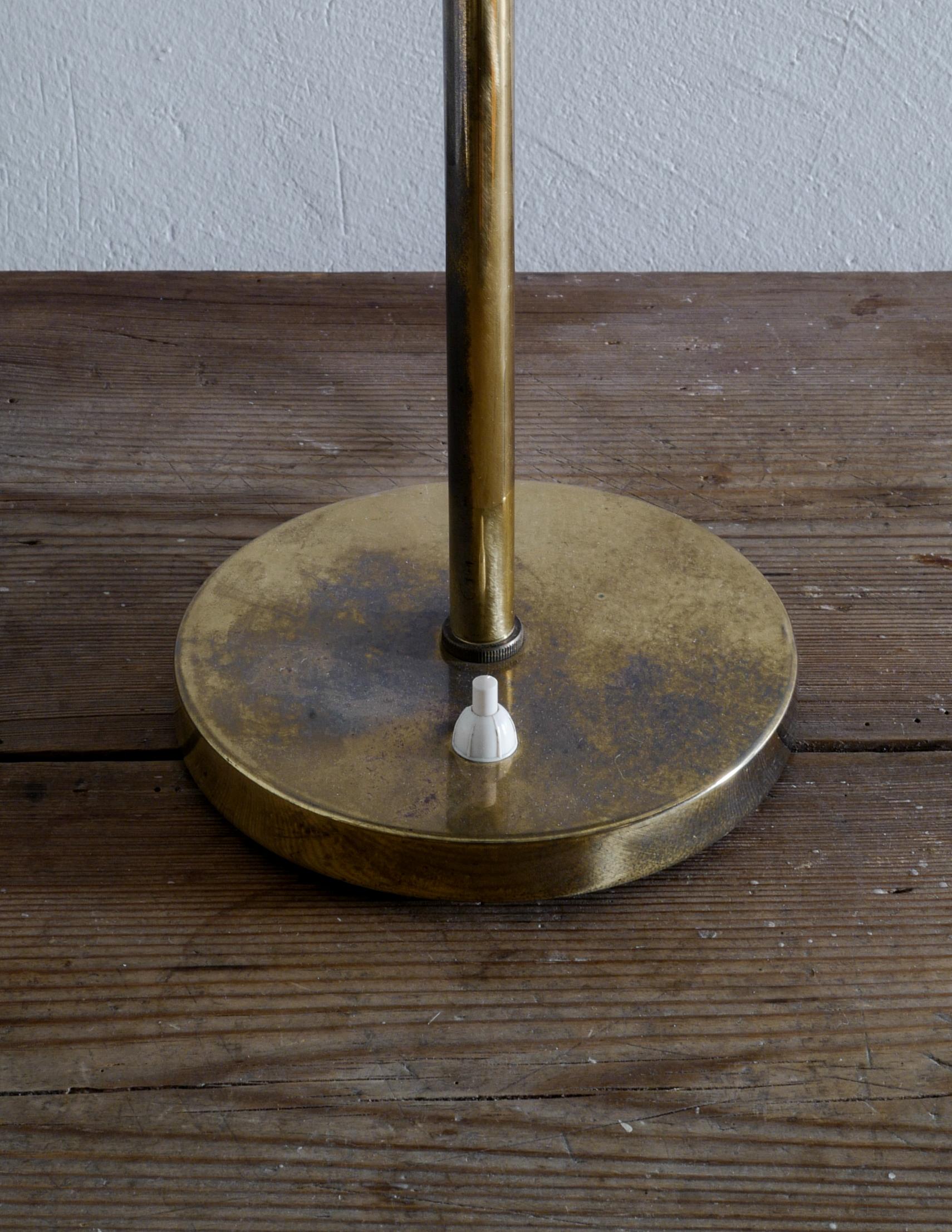 Kari Ruokonen Table Lamp in Brass 1960s for Lynx, Finland In Good Condition In Stockholm, SE