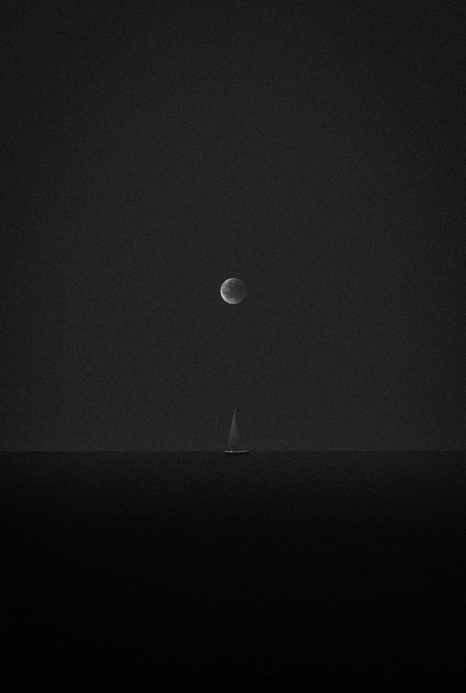 Landscape Photograph Karim Amr - Photographie « A boat under the moon » (Un bateau sous la lune) 162,5 x 112 cm encadrée par Karim
