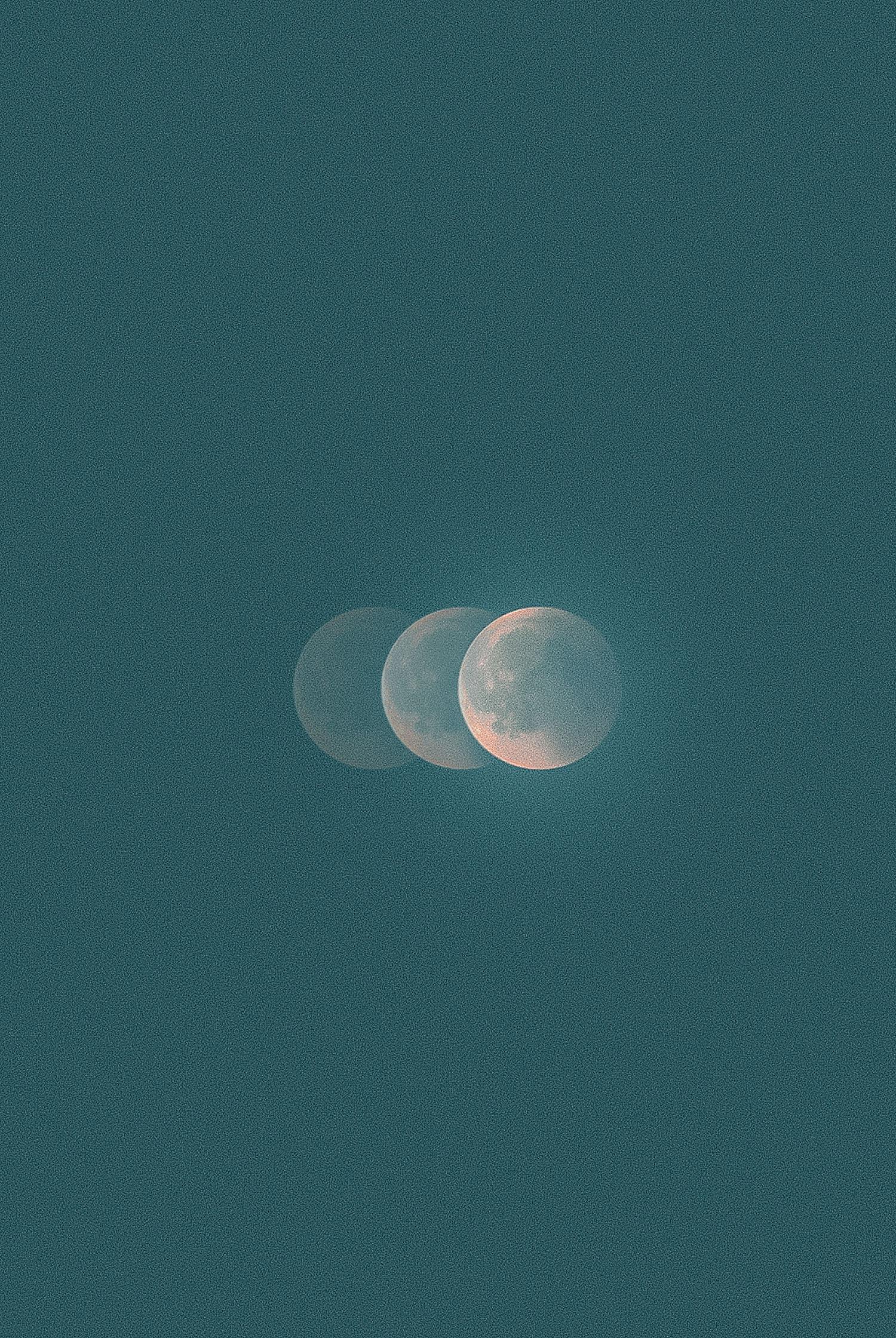 Fotografia 'Luna blu notte' 64" x 44" incorniciata da Karim