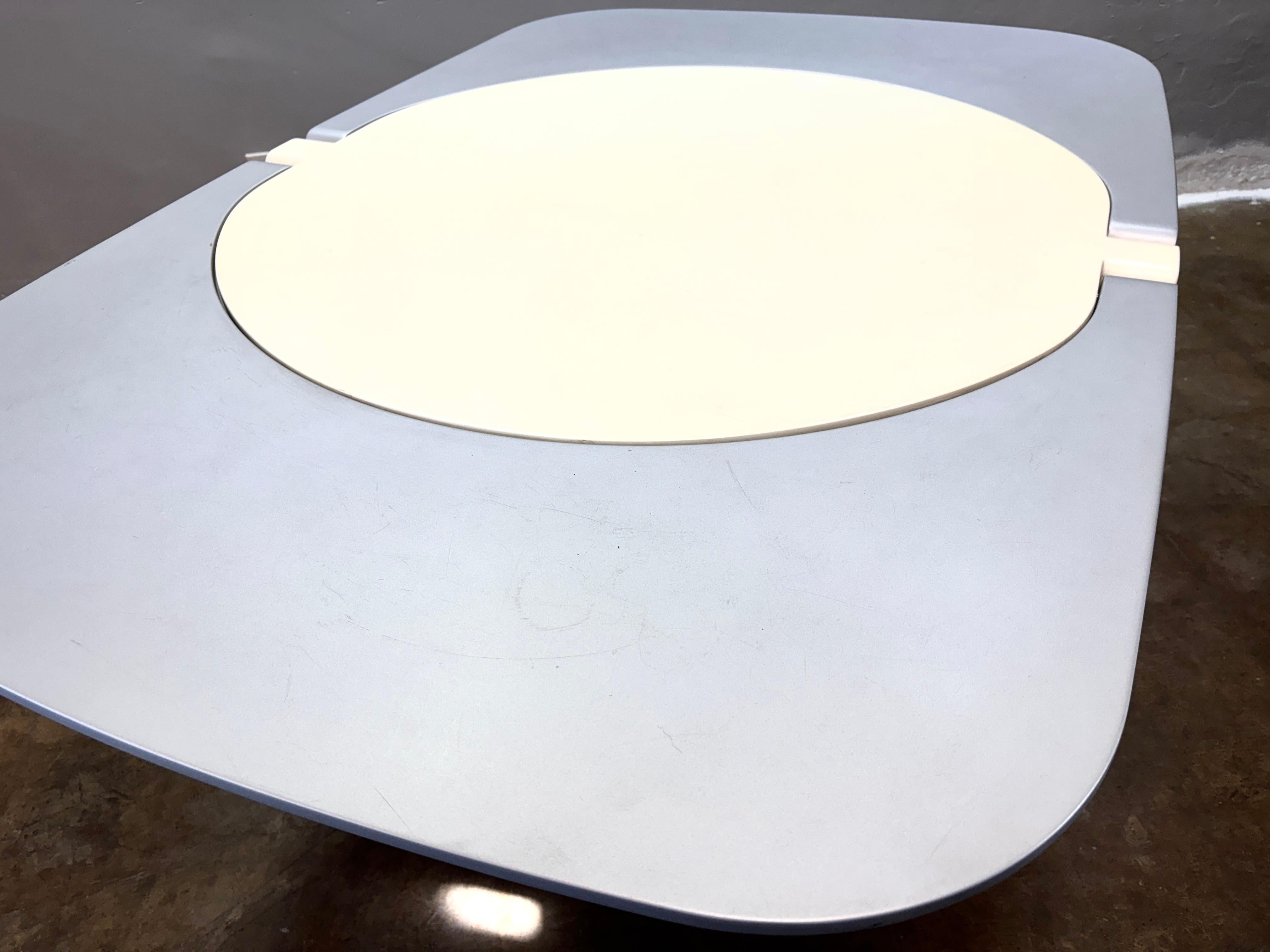 Mesa Flap de Karim Rashid para Bonaldo Italia (2006). Fantástica mesa de cocina de diseño retrofuturista. Ideal para apartamentos o rincones acogedores. Las solapas fácilmente plegables hacen que esta mesa sea increíblemente versátil para o todos
