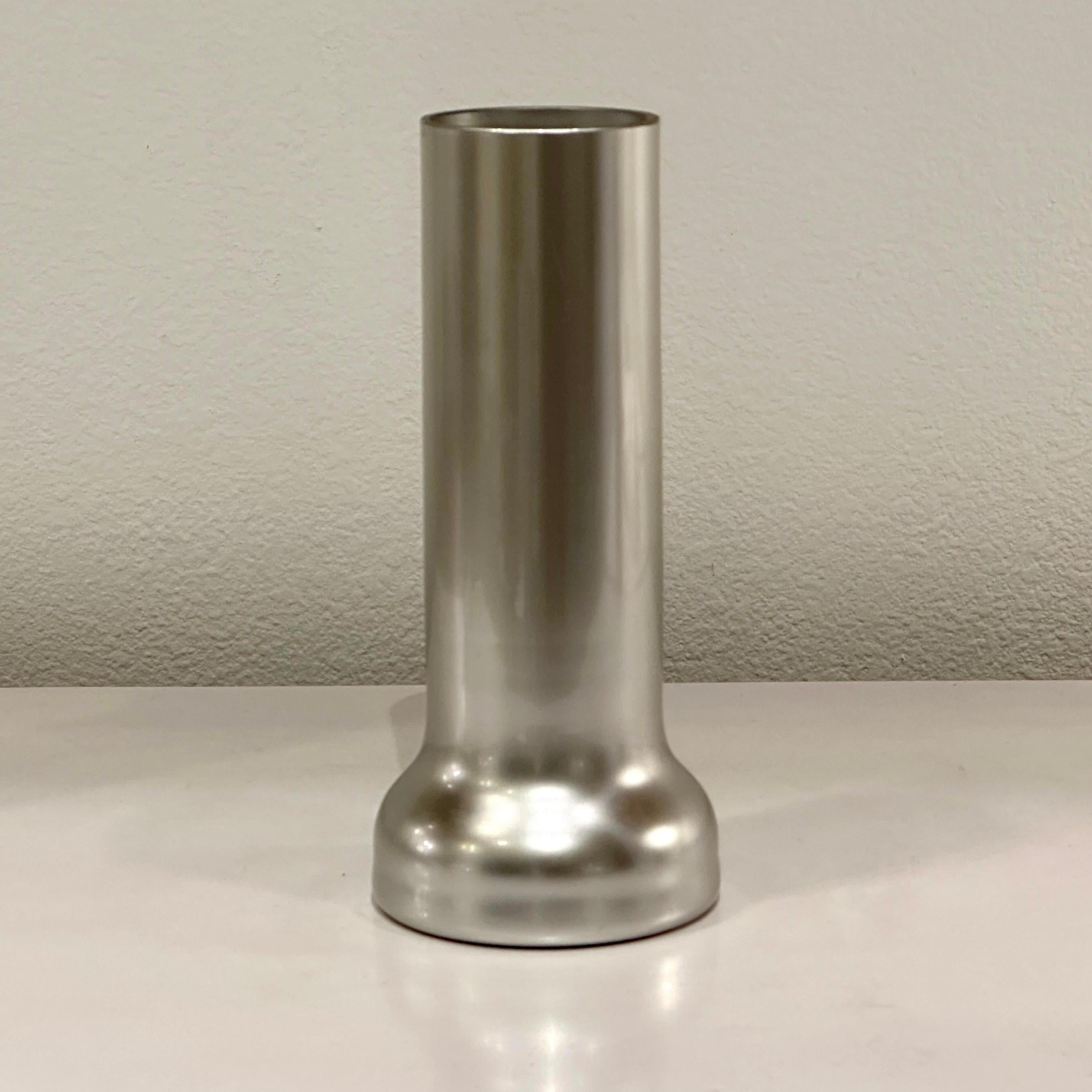 Karim Rashid for Leonardo Germany Limited Edition New Move Silver Glass Vase, ca 1999.

Mesure 8