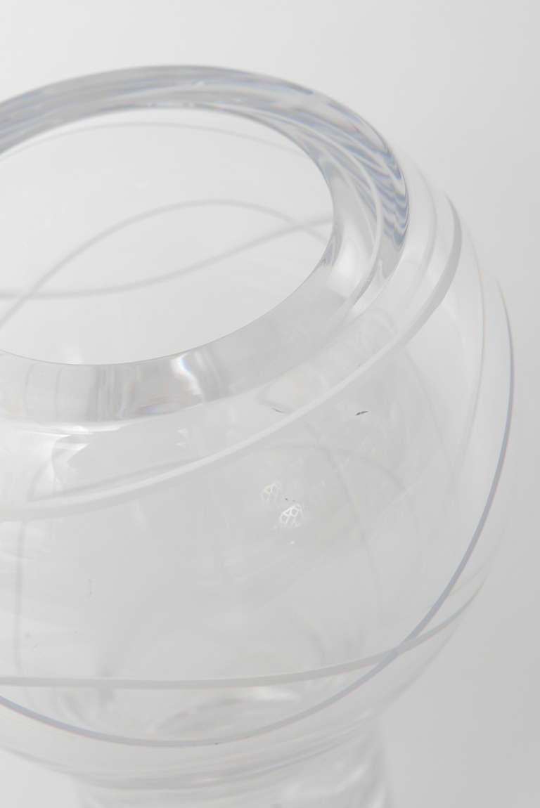 Karim Rashid for Nambe Figure 8 Crystal Glass Etched Vase Bon état - En vente à North Miami, FL