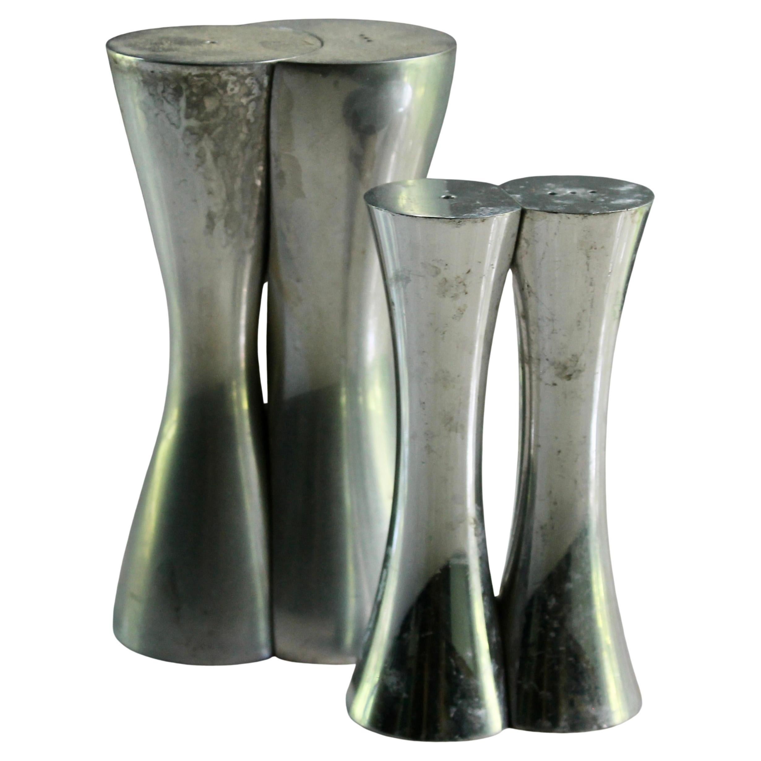 Karim Rashid 
Hugs and Kisses
 Nambe Salt&Peppers in vendita