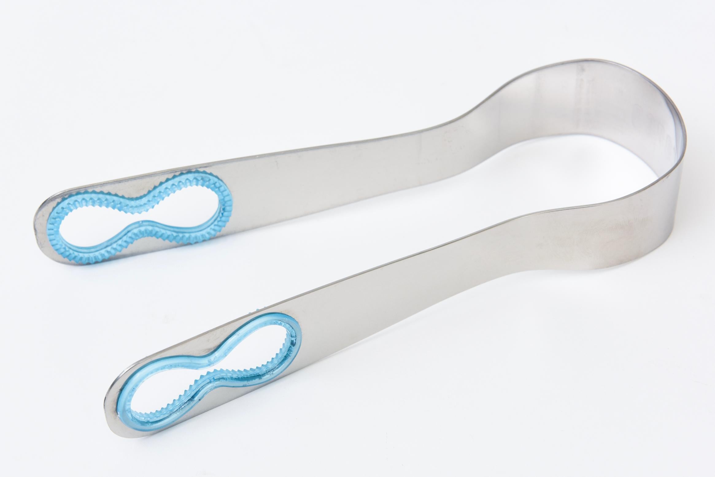Questo favoloso secchiello per il ghiaccio dell'era spaziale firmato Karim Rashid è una combinazione di lucite blu zaffiro/plastica per la cupola e acciaio inossidabile. È del 2003 e fuori produzione. È molto probabile che sia difficile da trovare