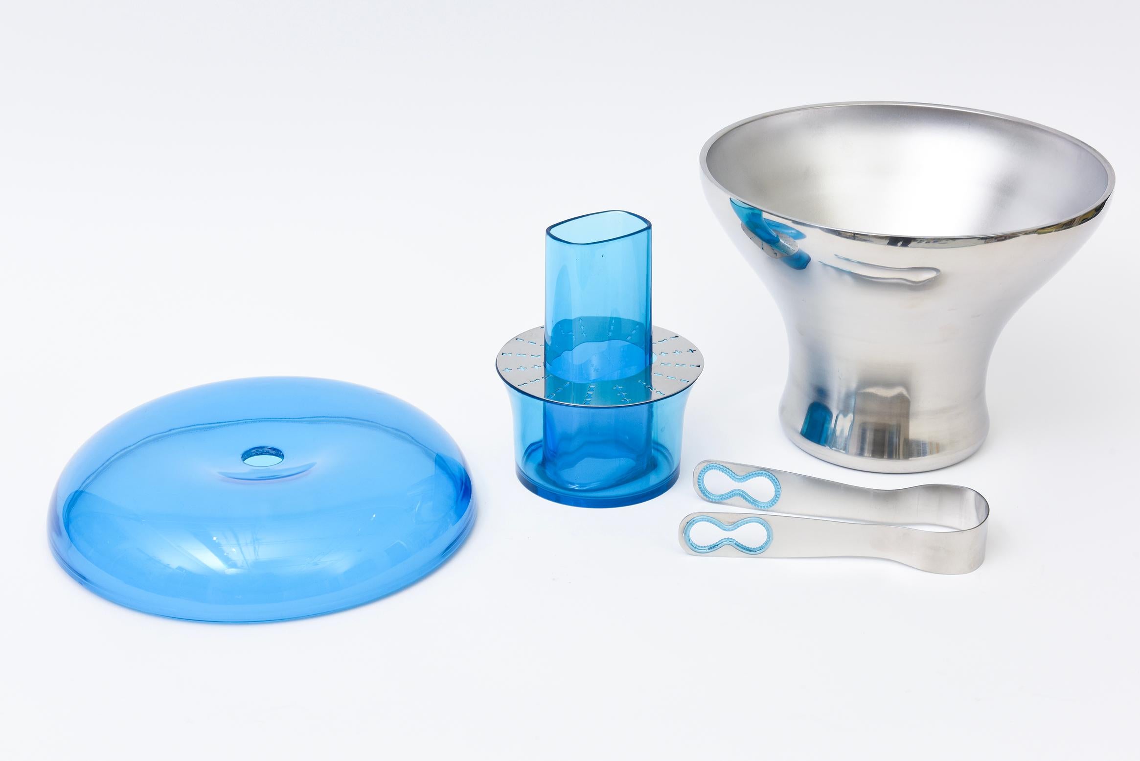 Moderno Karim Rashid Lucite blu zaffiro, secchiello per il ghiaccio A Space Age in acciaio inossidabile, infradito in vendita