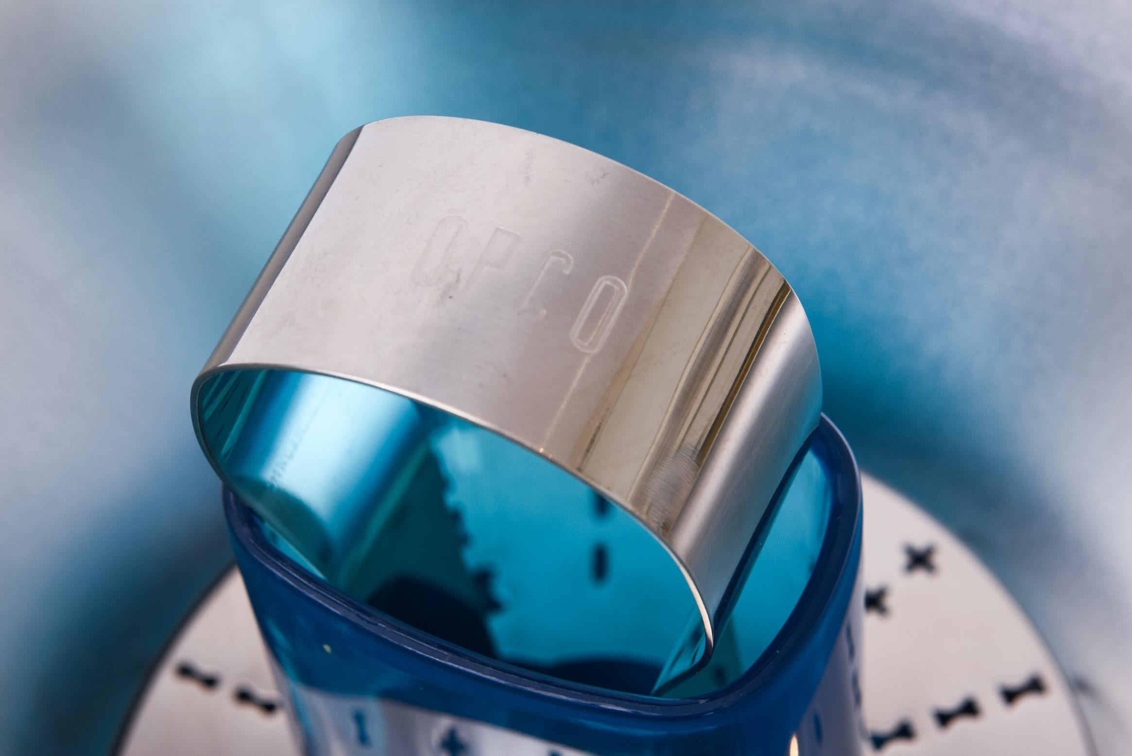 Karim Rashid Lucite blu zaffiro, secchiello per il ghiaccio A Space Age in acciaio inossidabile, infradito in vendita 2
