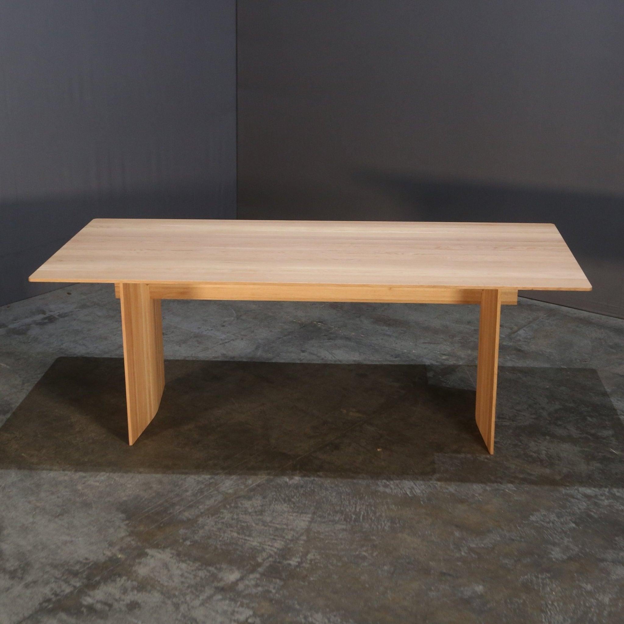 Ti presentiamo lo splendido tavolo da pranzo Karimoku Case, un vero capolavoro di arredamento di lusso. Realizzato con precisione ed eleganza, questo tavolo da pranzo presenta un design elegante e moderno che eleverà qualsiasi spazio da pranzo.