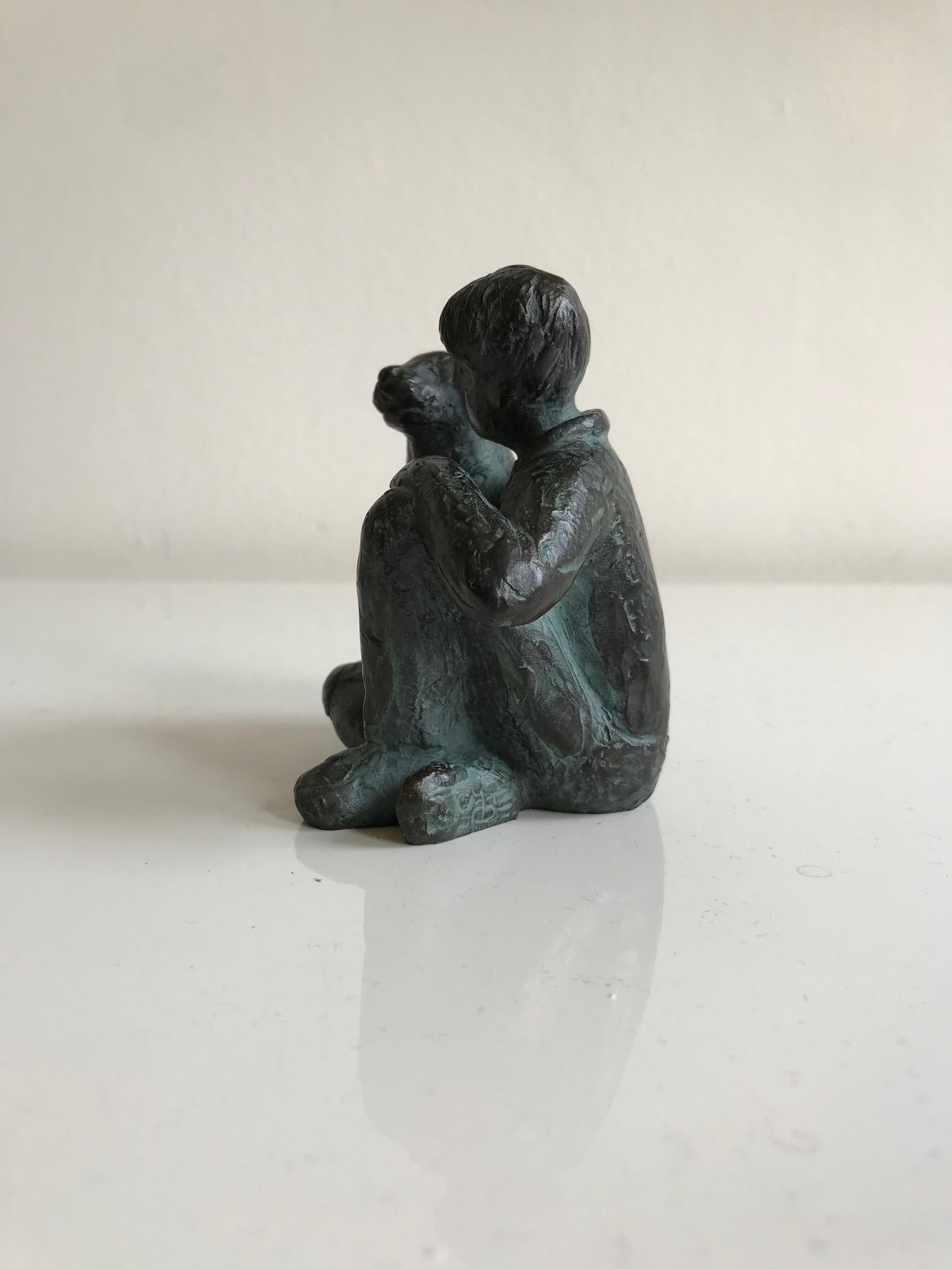 ''El mejor amigo de los niños'' Escultura Contemporánea Holandesa de Bronce de Niño con Perro en venta 1