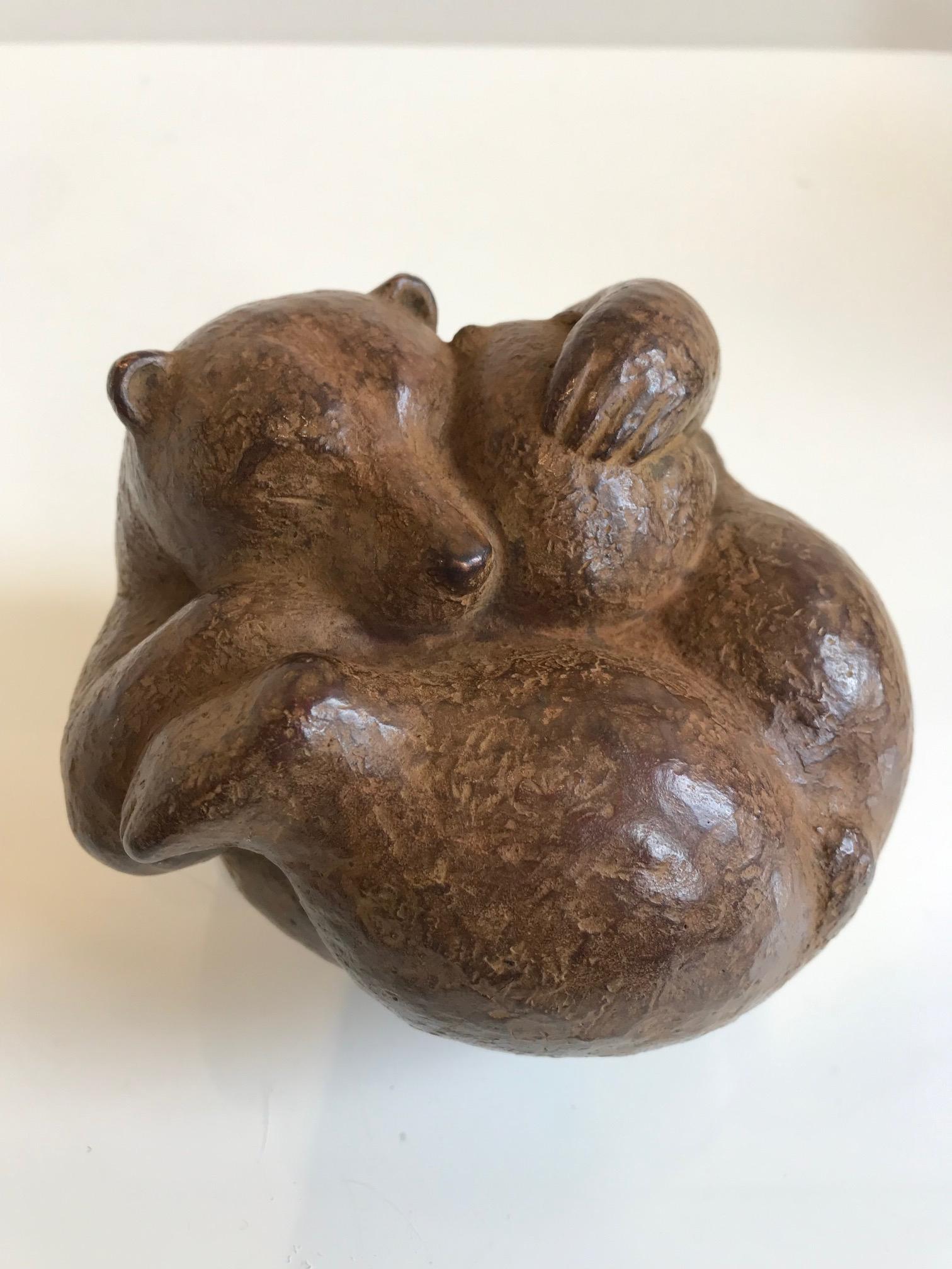 Figurative Sculpture Karin Beek - ''Ours avec ourson'' Sculpture hollandaise contemporaine en bronze d'un ours brun avec son ourson