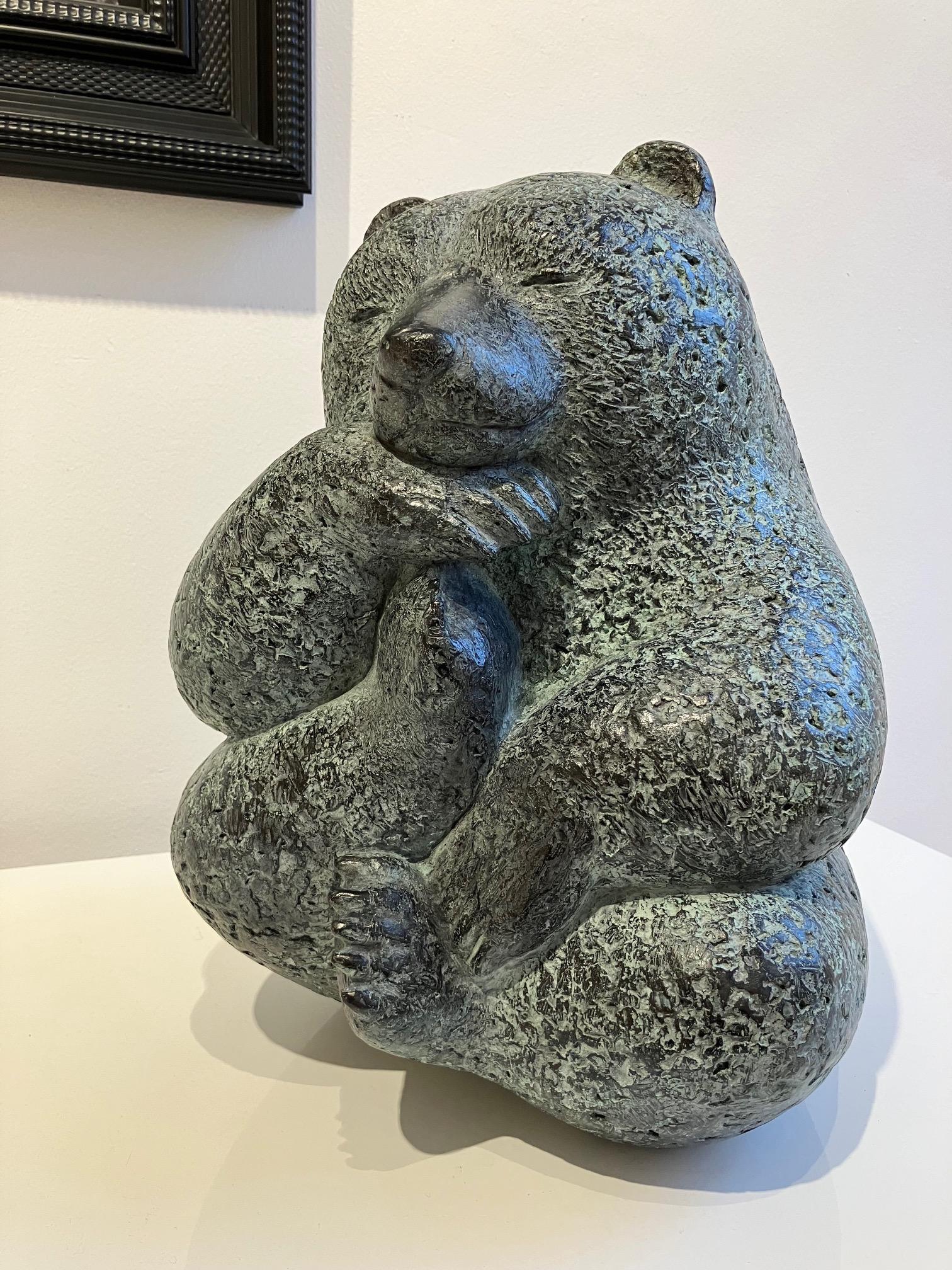 Buddha-Bär'' Zeitgenössische Bronze-Skulptur eines Bären in Grün  – Sculpture von Karin Beek