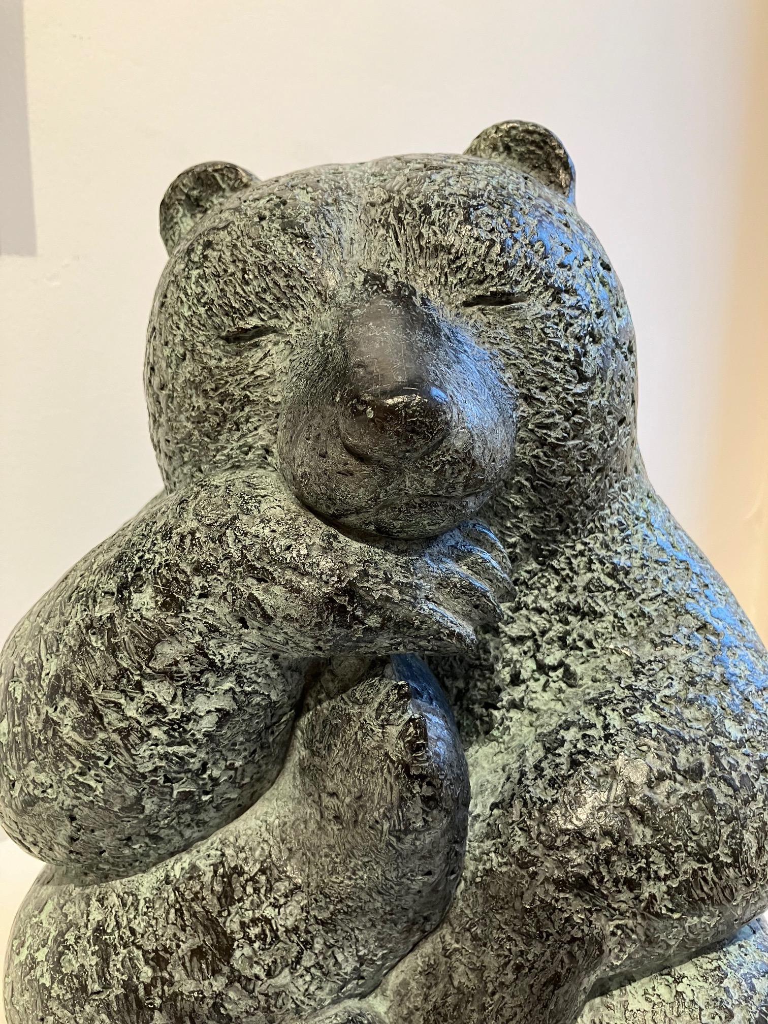 ''Buddha Bear'' Sculpture contemporaine en bronze vert représentant un ours  en vente 1