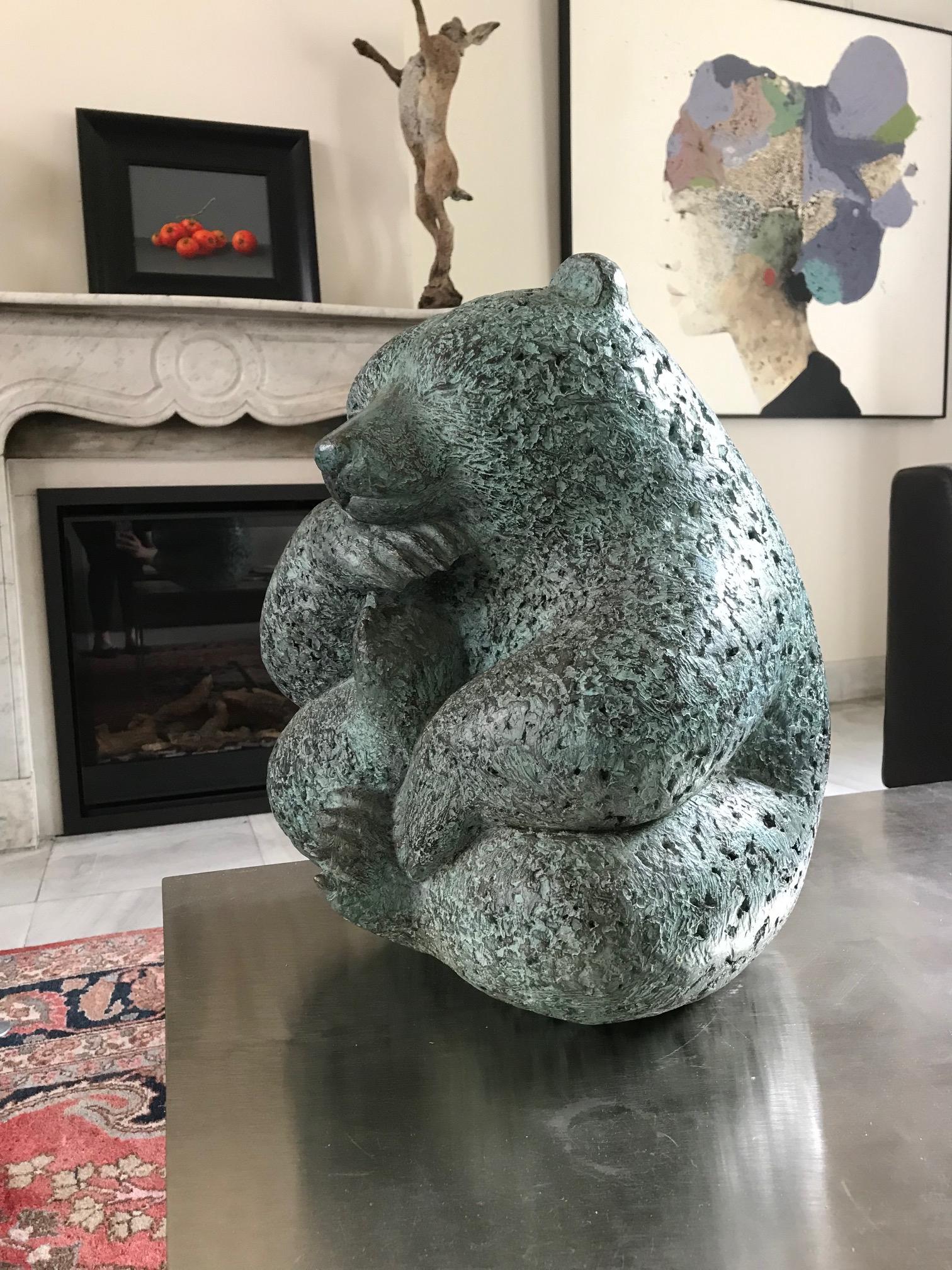 Figurative Sculpture Karin Beek - ''Buddha Bear'' Sculpture contemporaine en bronze vert représentant un ours 