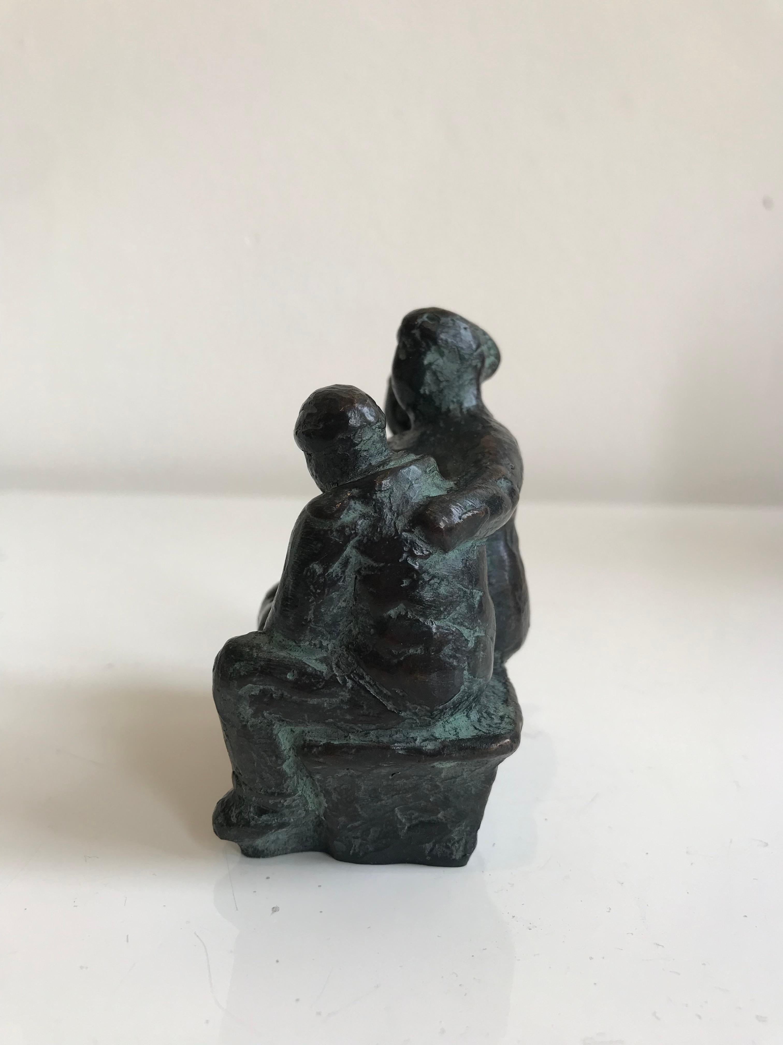 ''Amigos en un banco'' Escultura de bronce verde de tres amigos en un banco - Figurative Sculpture Oro de Karin Beek