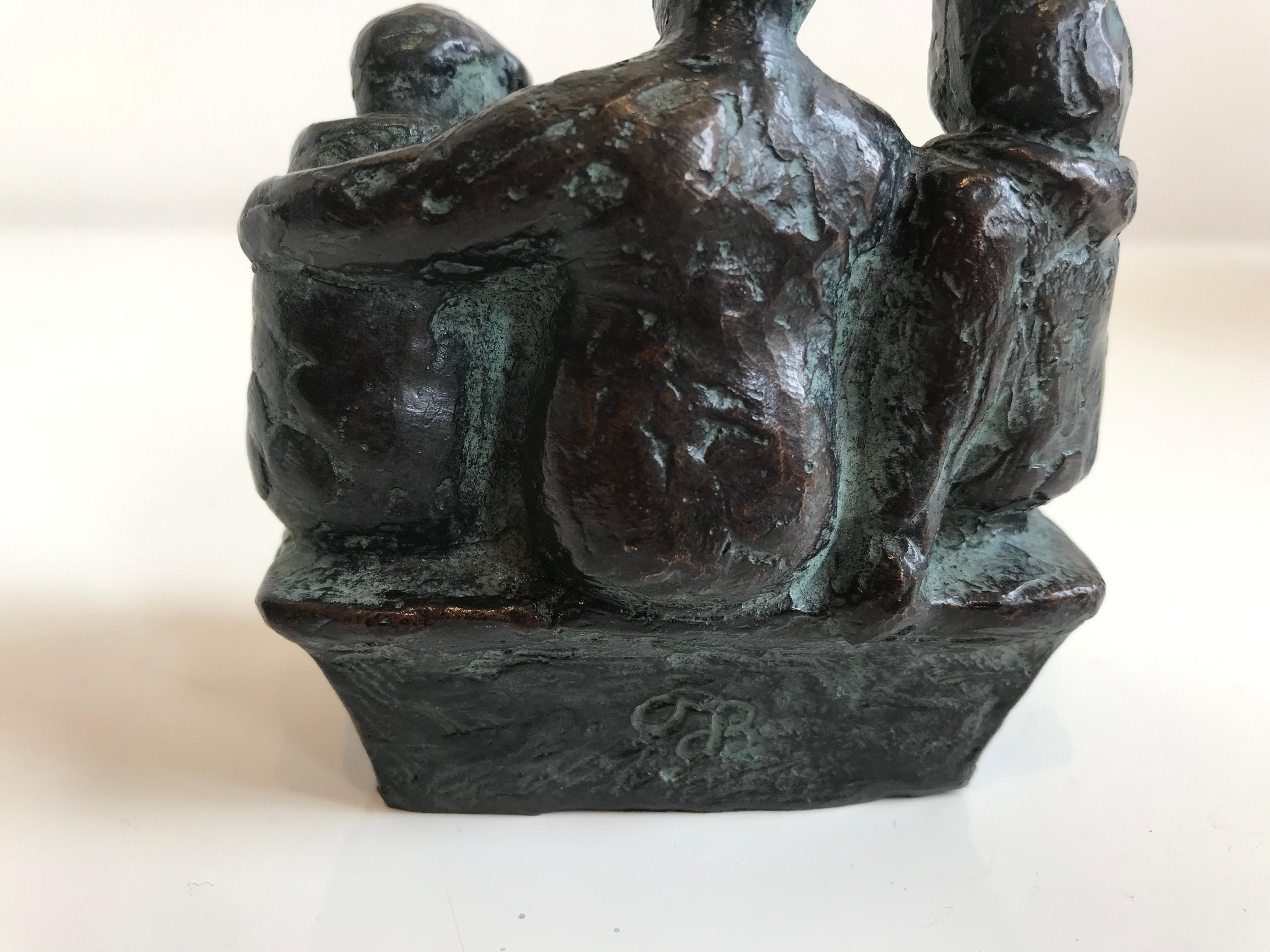 Las esculturas de bronce de Karin Beek (1948) se caracterizan por un estilo amable, rotundo y al mismo tiempo monumental. Respiran la atmósfera de la vida cotidiana. A Beek le gustaría que sus esculturas fueran accesibles, que tocaran al espectador