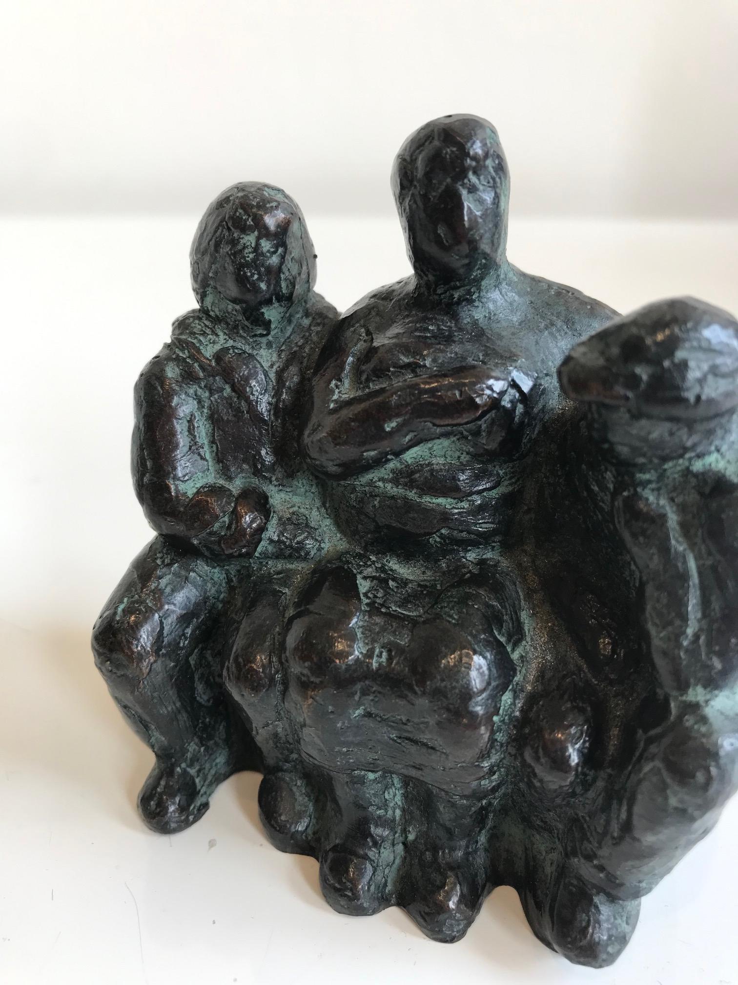 ''Amigos en un banco'' Escultura de bronce verde de tres amigos en un banco 2