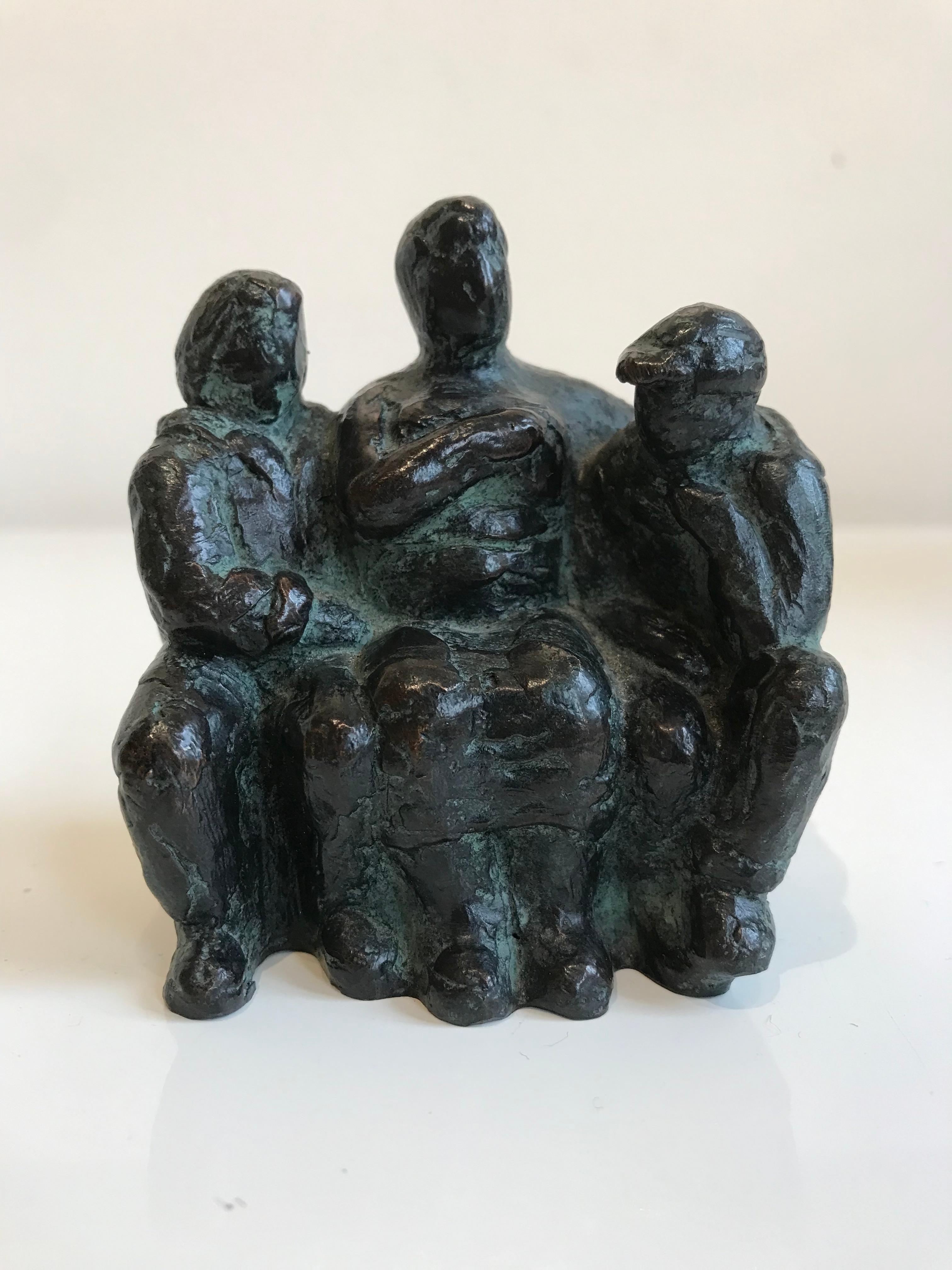Figurative Sculpture de Karin Beek - ''Amigos en un banco'' Escultura de bronce verde de tres amigos en un banco