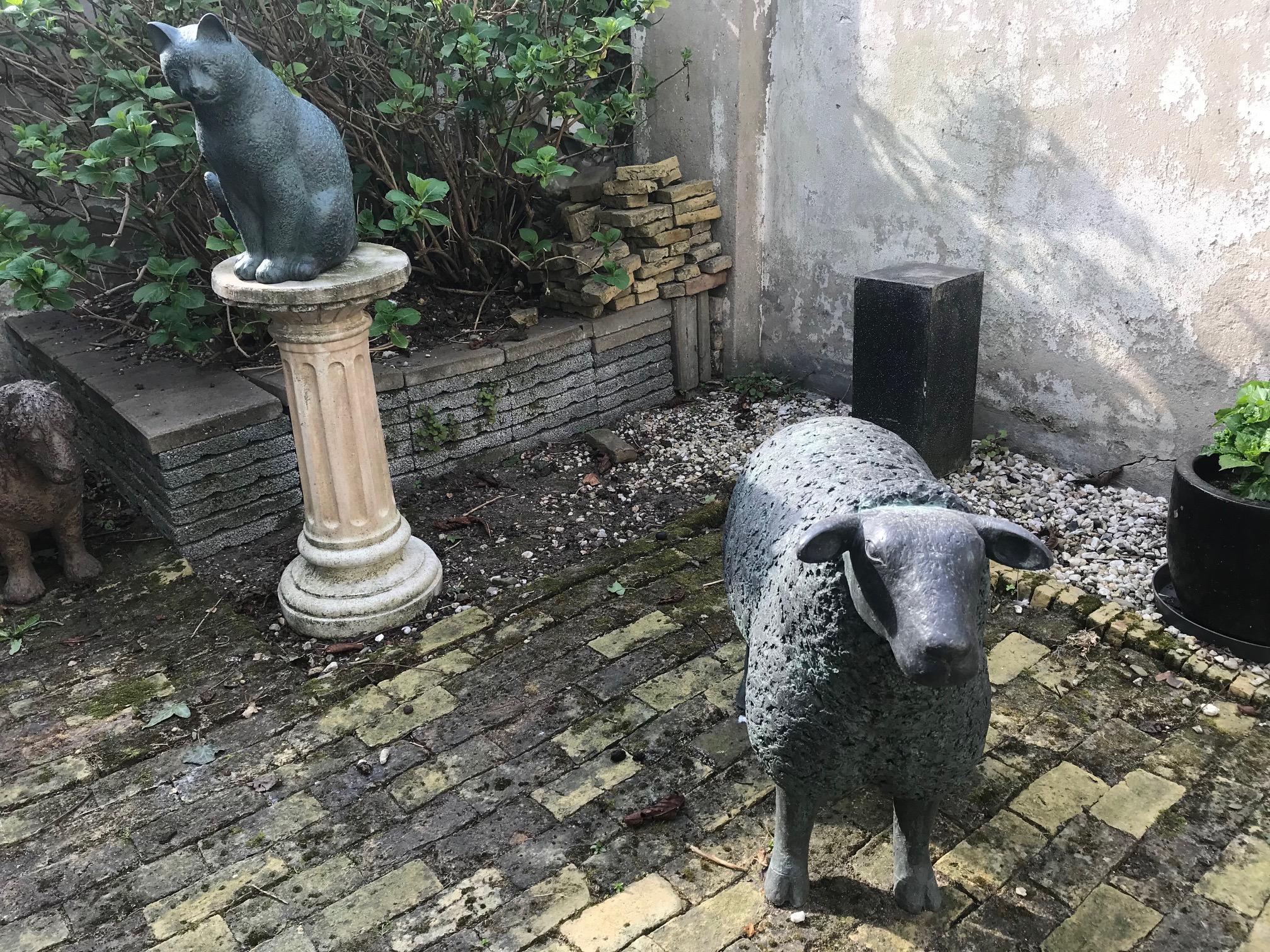 Karin Beek's (1948) bronze sculptures are characterized by a friendly, round and at the same time monumental style. They breathe the atmosphere of everyday life. Beek would like her sculptures to be accessible, touch the viewer and, also, invite