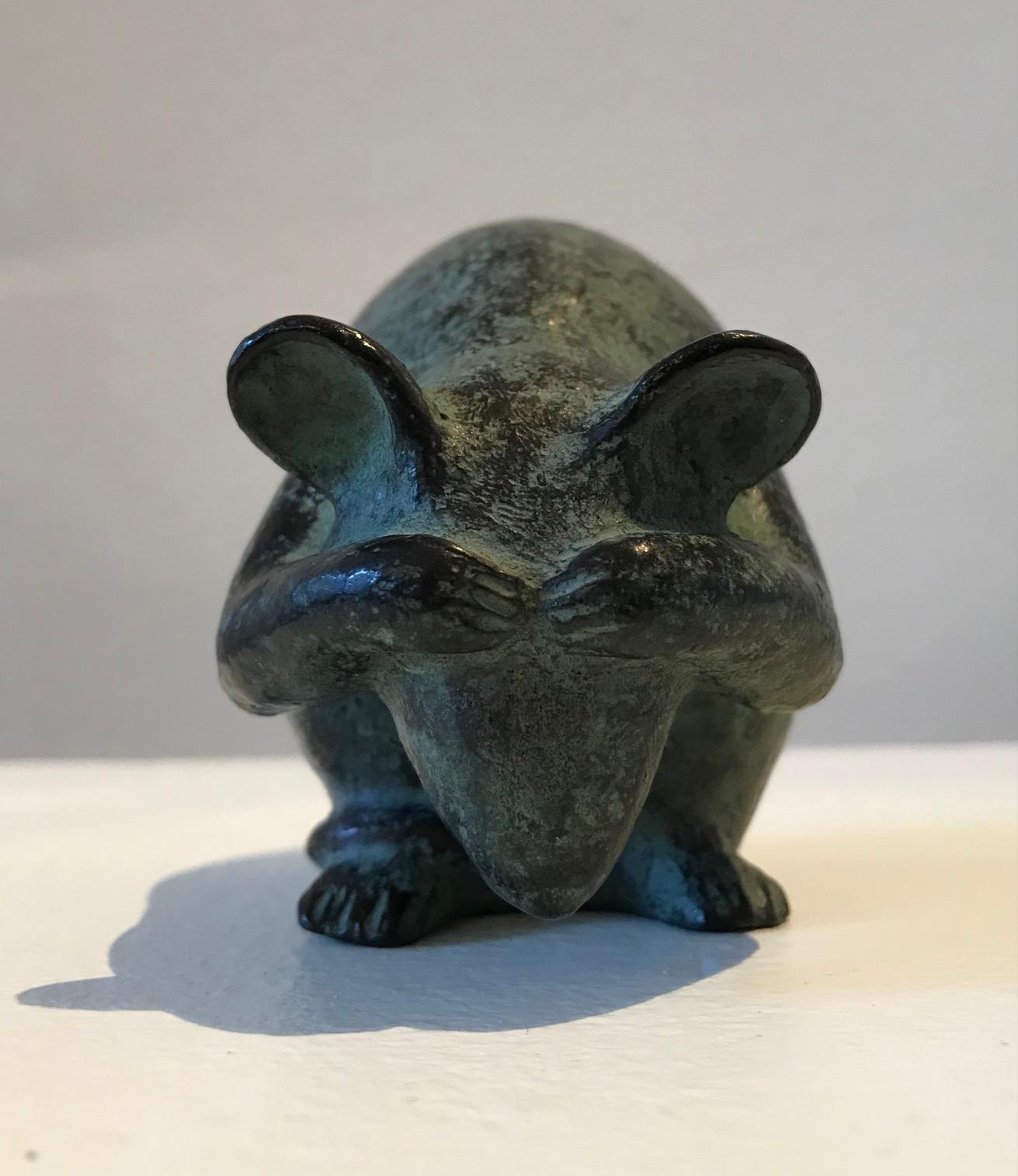 ''Ratón, Escondiéndose'' Escultura Contemporánea Holandesa de Bronce de un Ratón Escondiéndose - Sculpture de Karin Beek