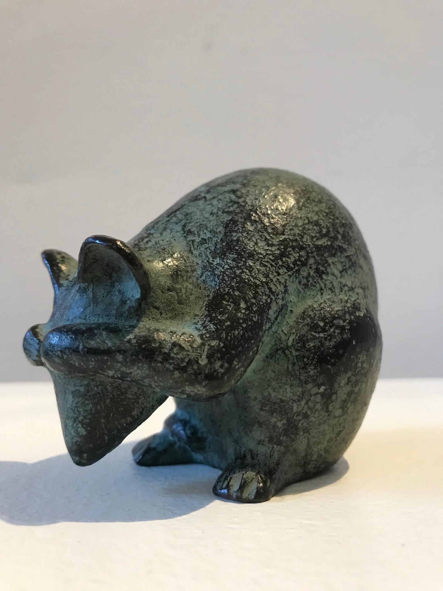 ''Mouse, Hiding'' Dutch Contemporary Bronze Sculpture of a Mouse Hiding - Gold Figurative Sculpture by Karin Beek