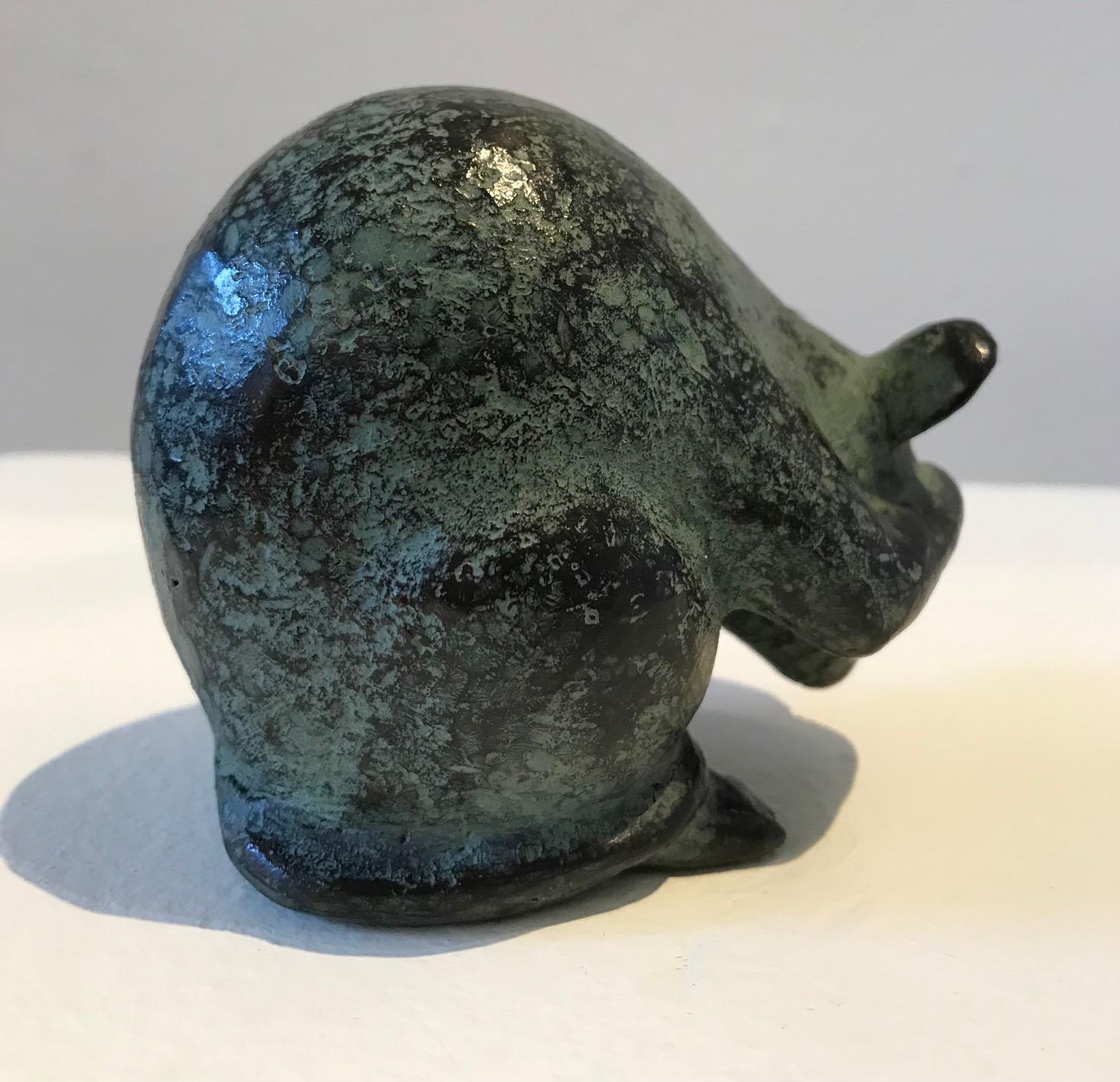 ''Ratón, Escondiéndose'' Escultura Contemporánea Holandesa de Bronce de un Ratón Escondiéndose - Figurative Sculpture Oro de Karin Beek
