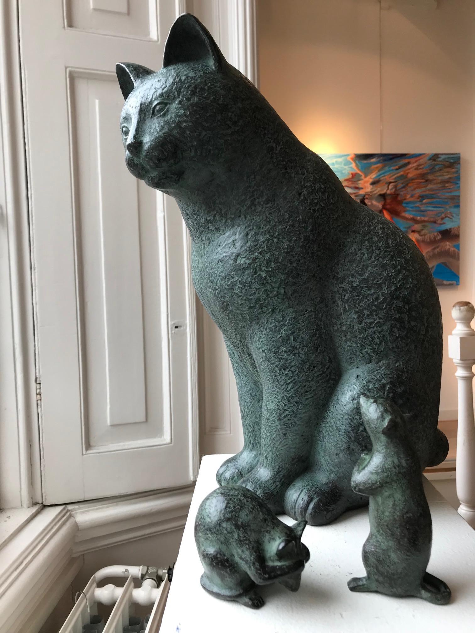 ''Chat assis'' Sculpture en bronze contemporaine hollandaise d'un chat, félin - Or Figurative Sculpture par Karin Beek