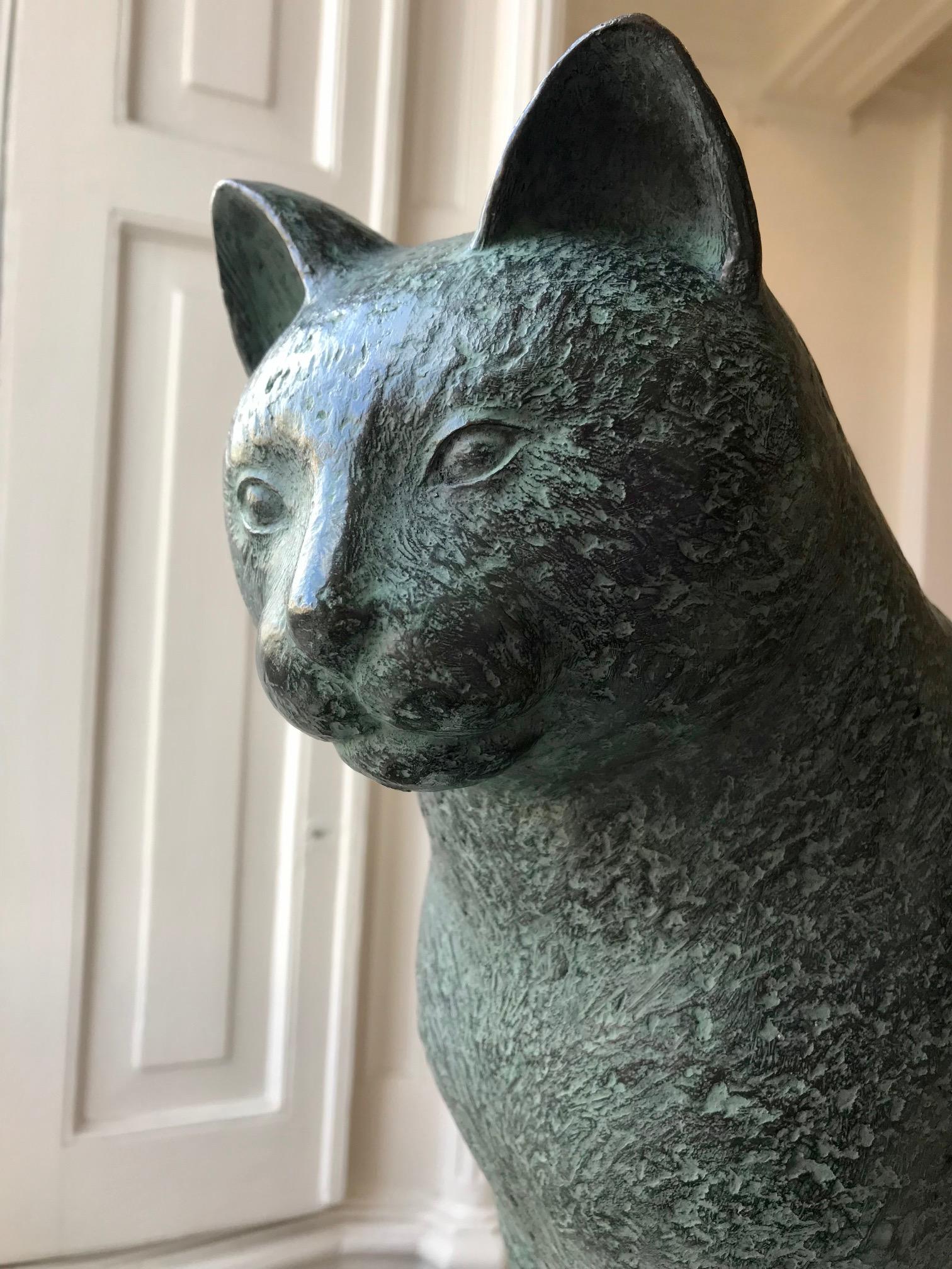 ''Chat assis'' Sculpture en bronze contemporaine hollandaise d'un chat, félin en vente 1