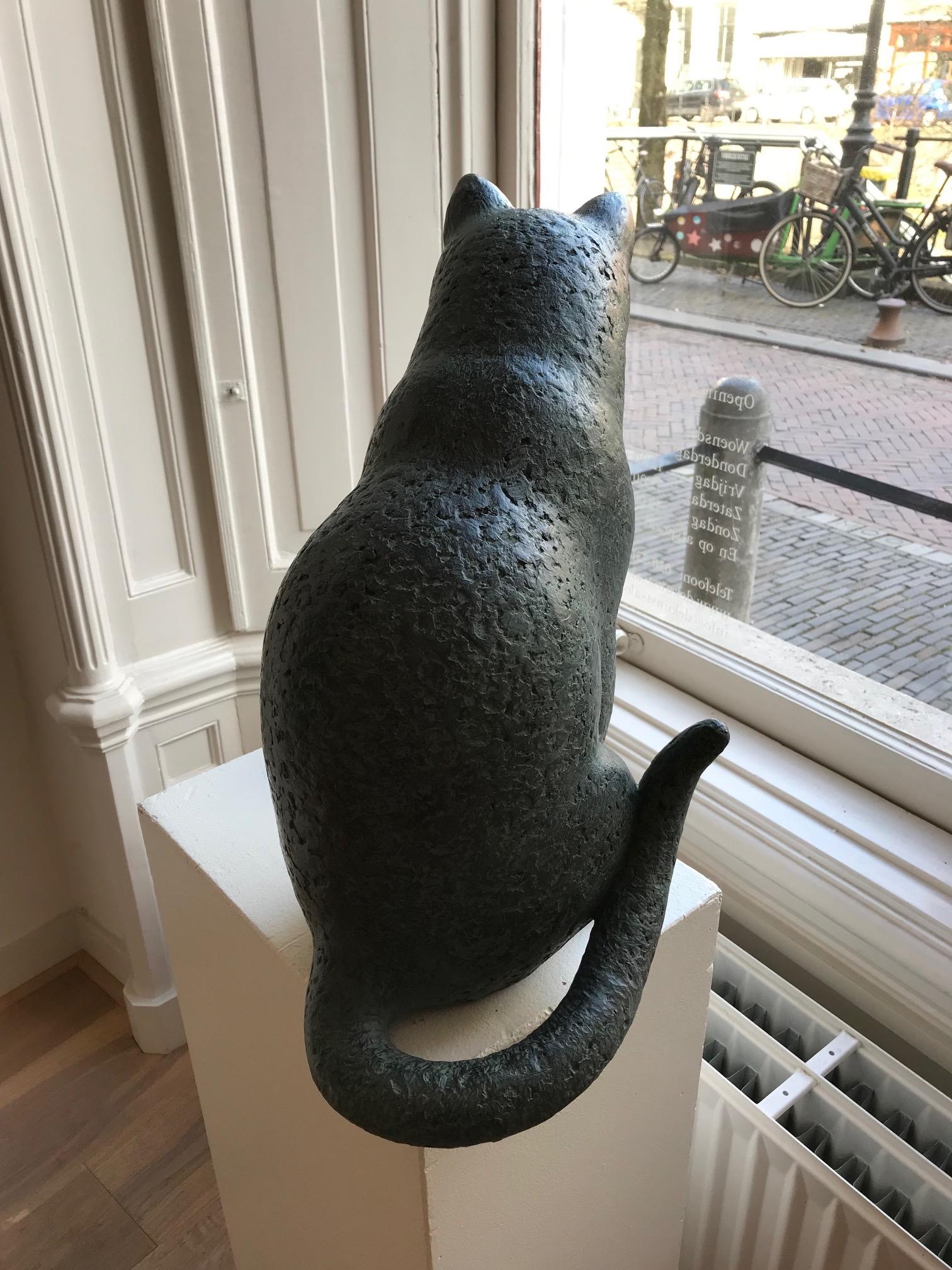 ''Chat assis'' Sculpture en bronze contemporaine hollandaise d'un chat, félin en vente 2