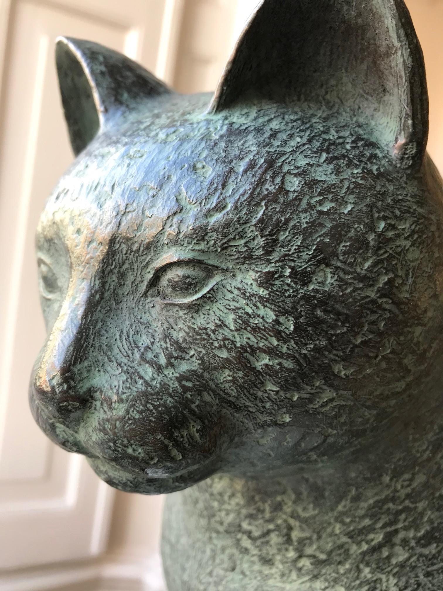''Chat assis'' Sculpture en bronze contemporaine hollandaise d'un chat, félin en vente 3