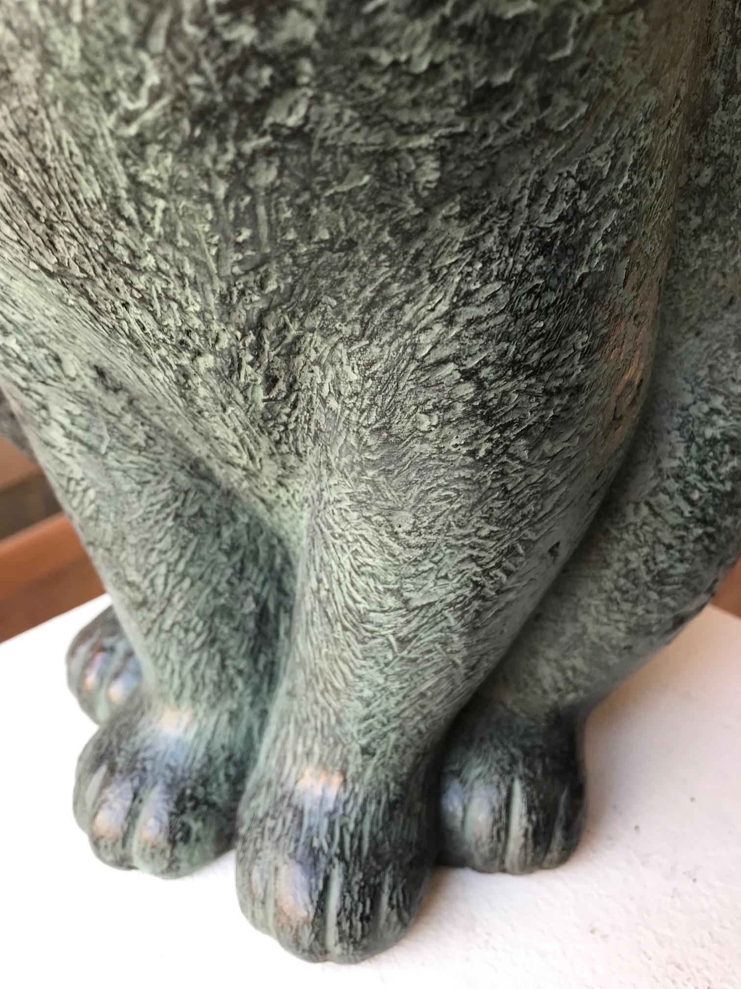 ''Chat assis'' Sculpture en bronze contemporaine hollandaise d'un chat, félin en vente 4