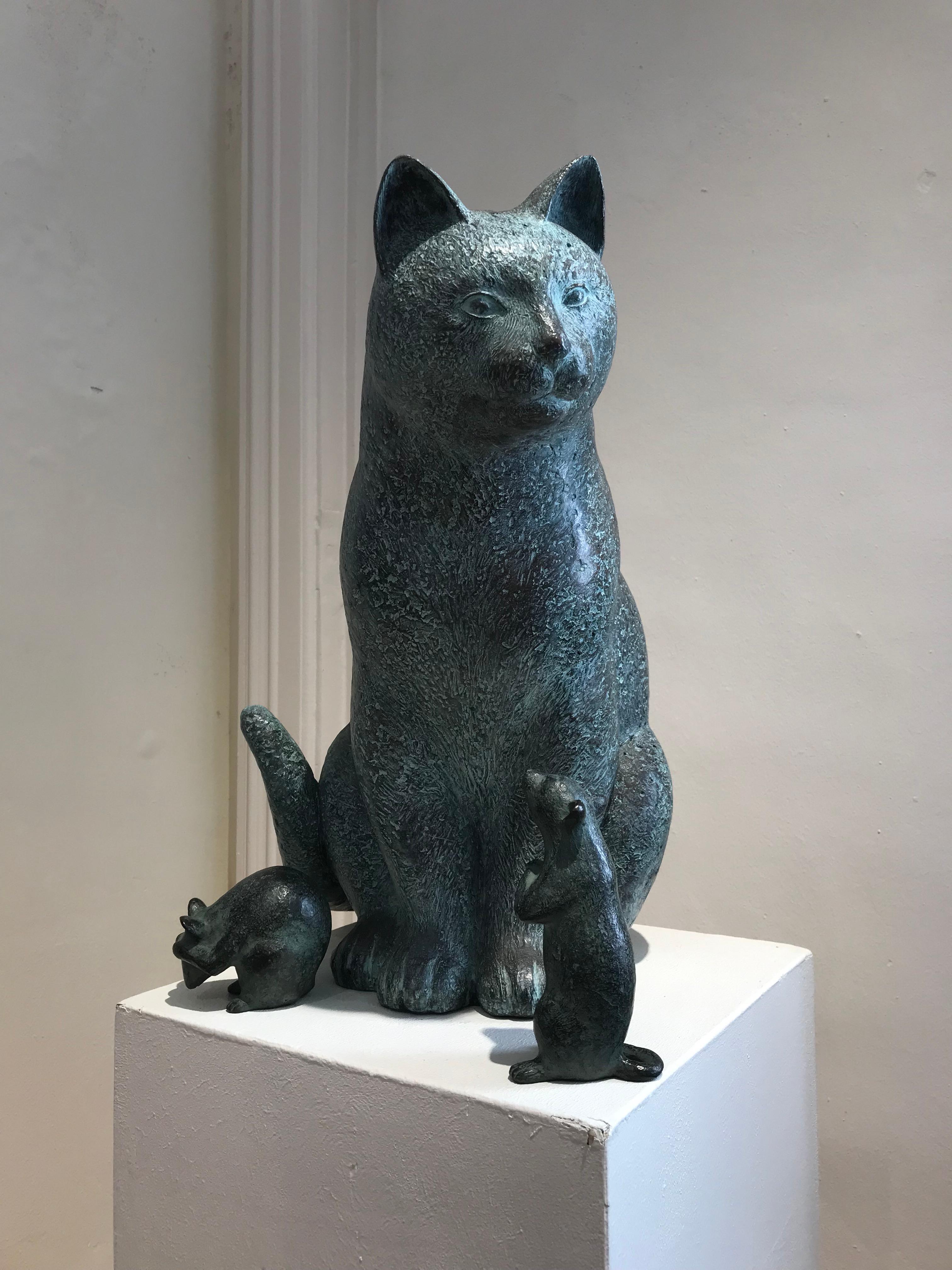 Figurative Sculpture Karin Beek - ''Chat assis'' Sculpture en bronze contemporaine hollandaise d'un chat, félin