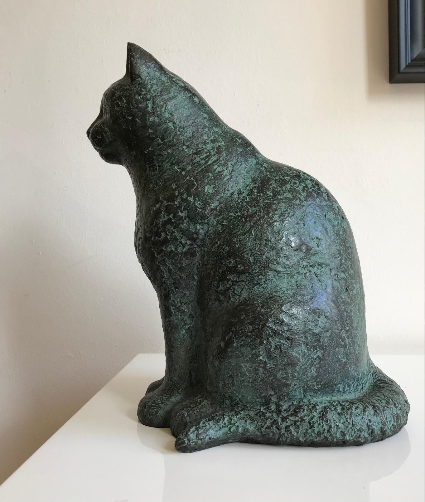 ''Chat assis'' Sculpture en bronze contemporaine hollandaise de chat, félin - Or Figurative Sculpture par Karin Beek