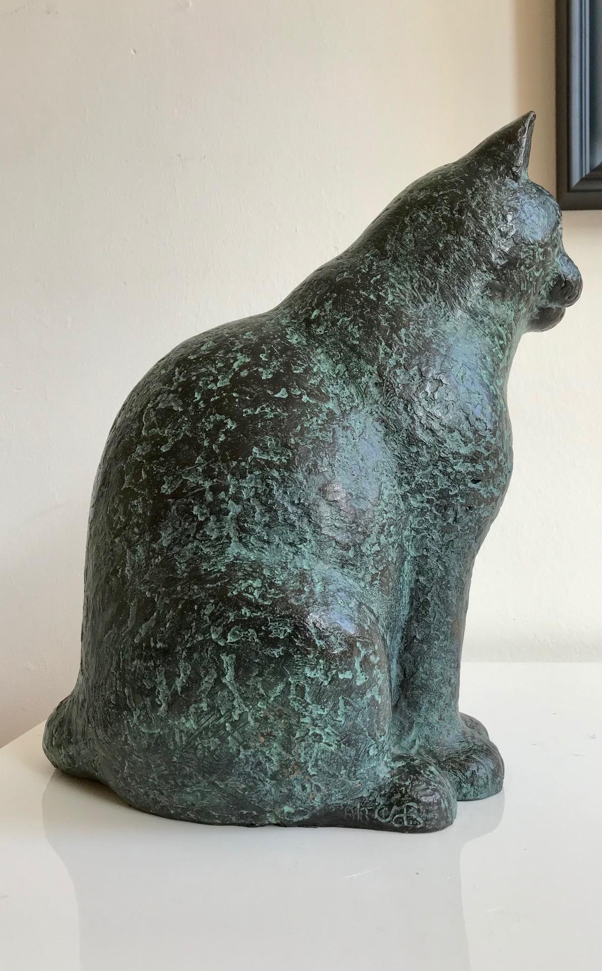 ''Sitting Cat'' Dutch Contemporary Bronze Sculpture of Cat, Feline - Gold Figurative Sculpture by Karin Beek