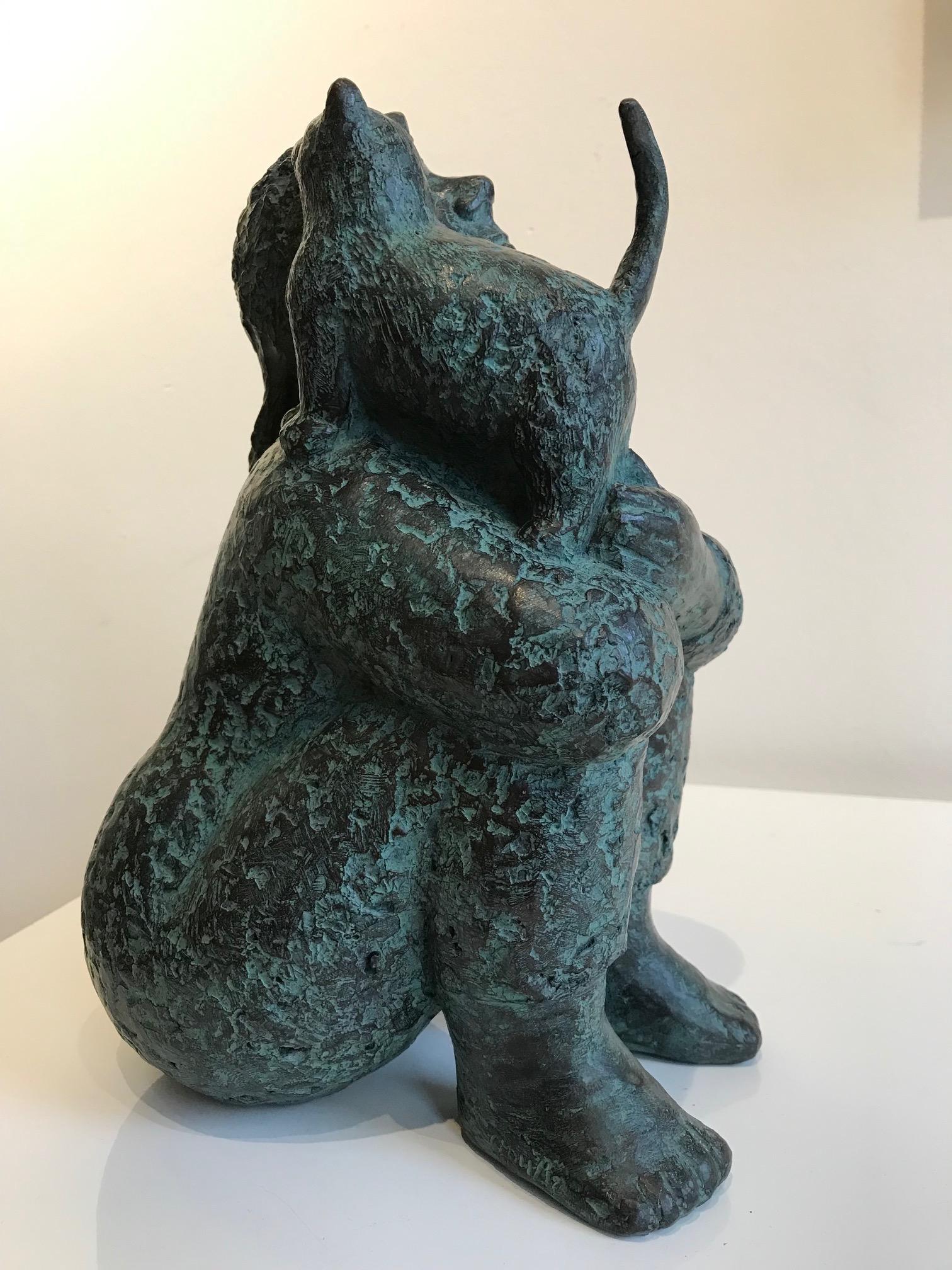 Sculpture contemporaine néerlandaise en bronze d'une femme et d'une chaton « Sweet Kitten » - Or Figurative Sculpture par Karin Beek
