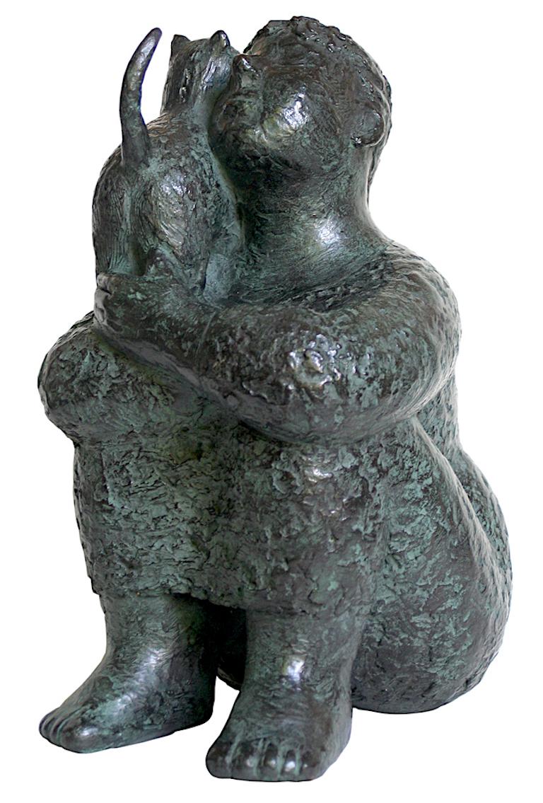 Figurative Sculpture Karin Beek - Sculpture contemporaine néerlandaise en bronze d'une femme et d'une chaton « Sweet Kitten »