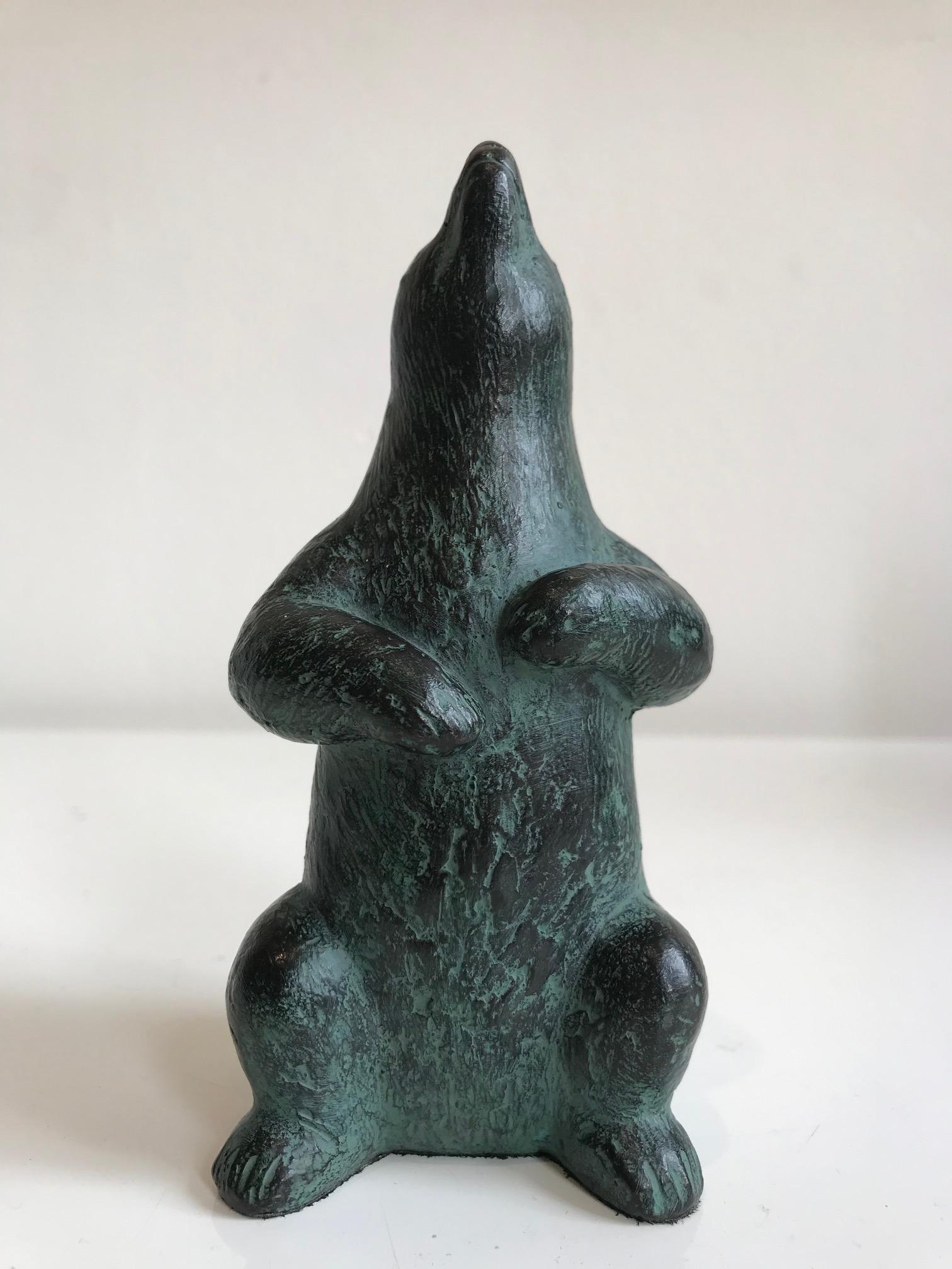 ''What do I Smell'' Sculpture contemporaine en bronze vert d'un ours  - Or Figurative Sculpture par Karin Beek