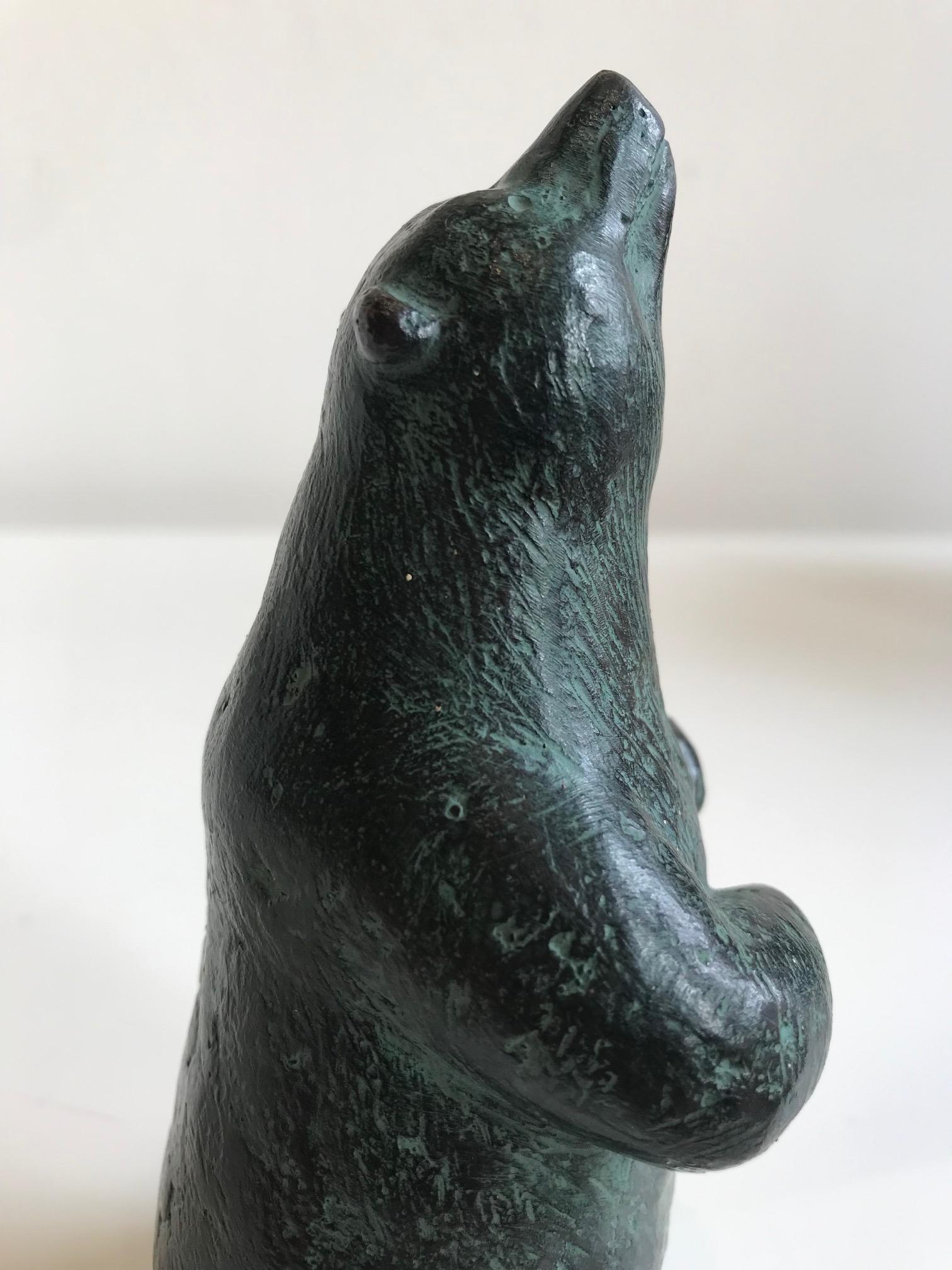 Escultura contemporánea de bronce verde de un oso ''¿Qué huelo? 1