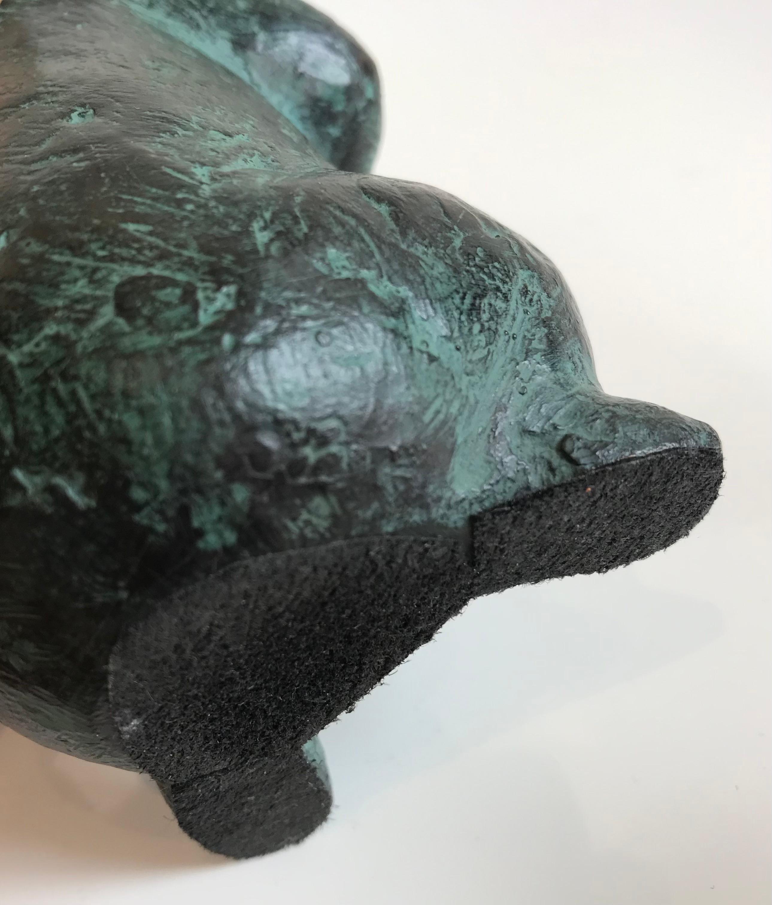 Escultura contemporánea de bronce verde de un oso ''¿Qué huelo? 3