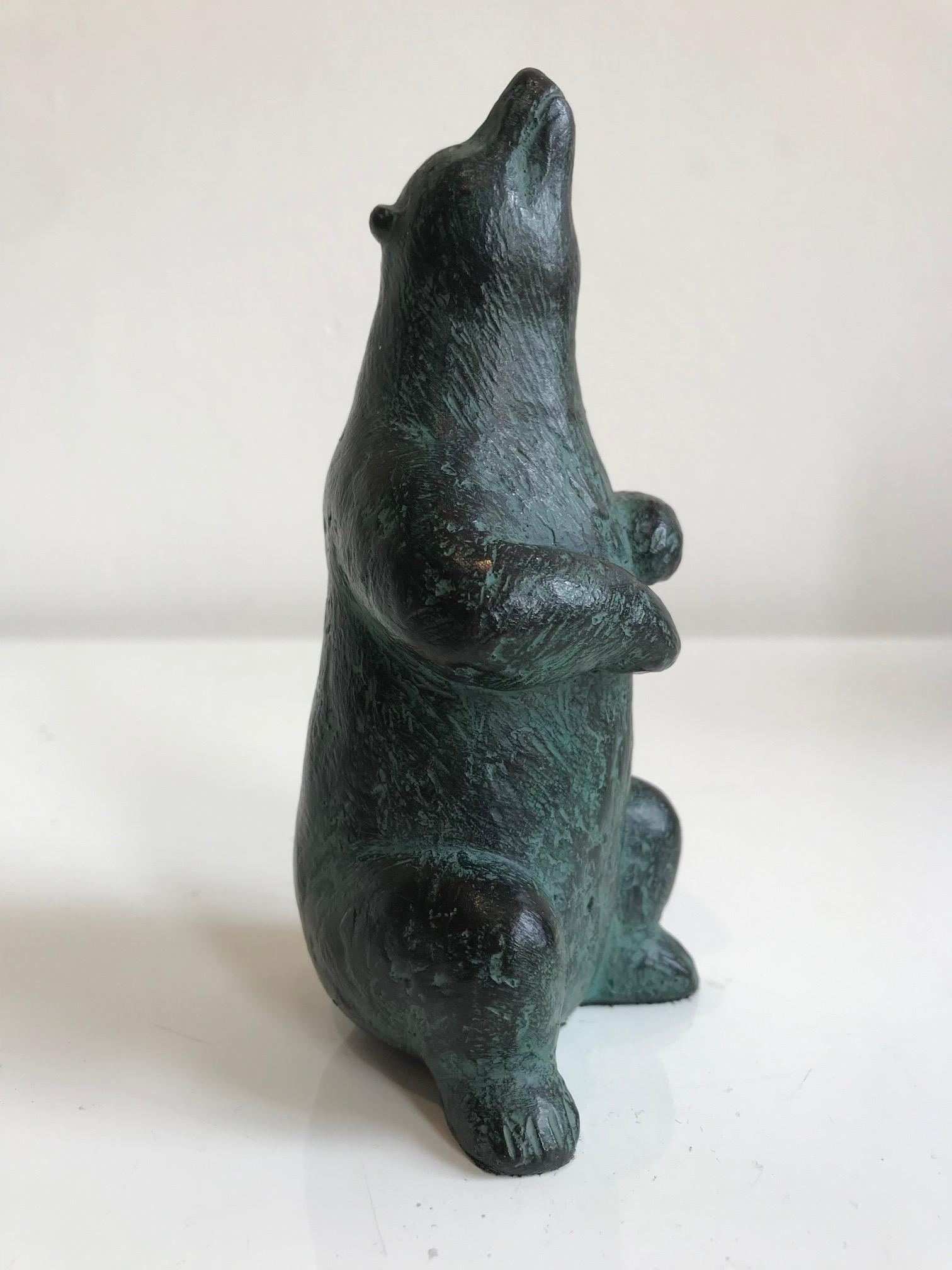 Figurative Sculpture Karin Beek - ''What do I Smell'' Sculpture contemporaine en bronze vert d'un ours 