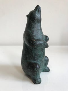 ''What do I Smell'' Sculpture contemporaine en bronze vert d'un ours 