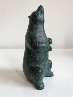 Escultura contemporánea de bronce verde de un oso ''¿Qué huelo?