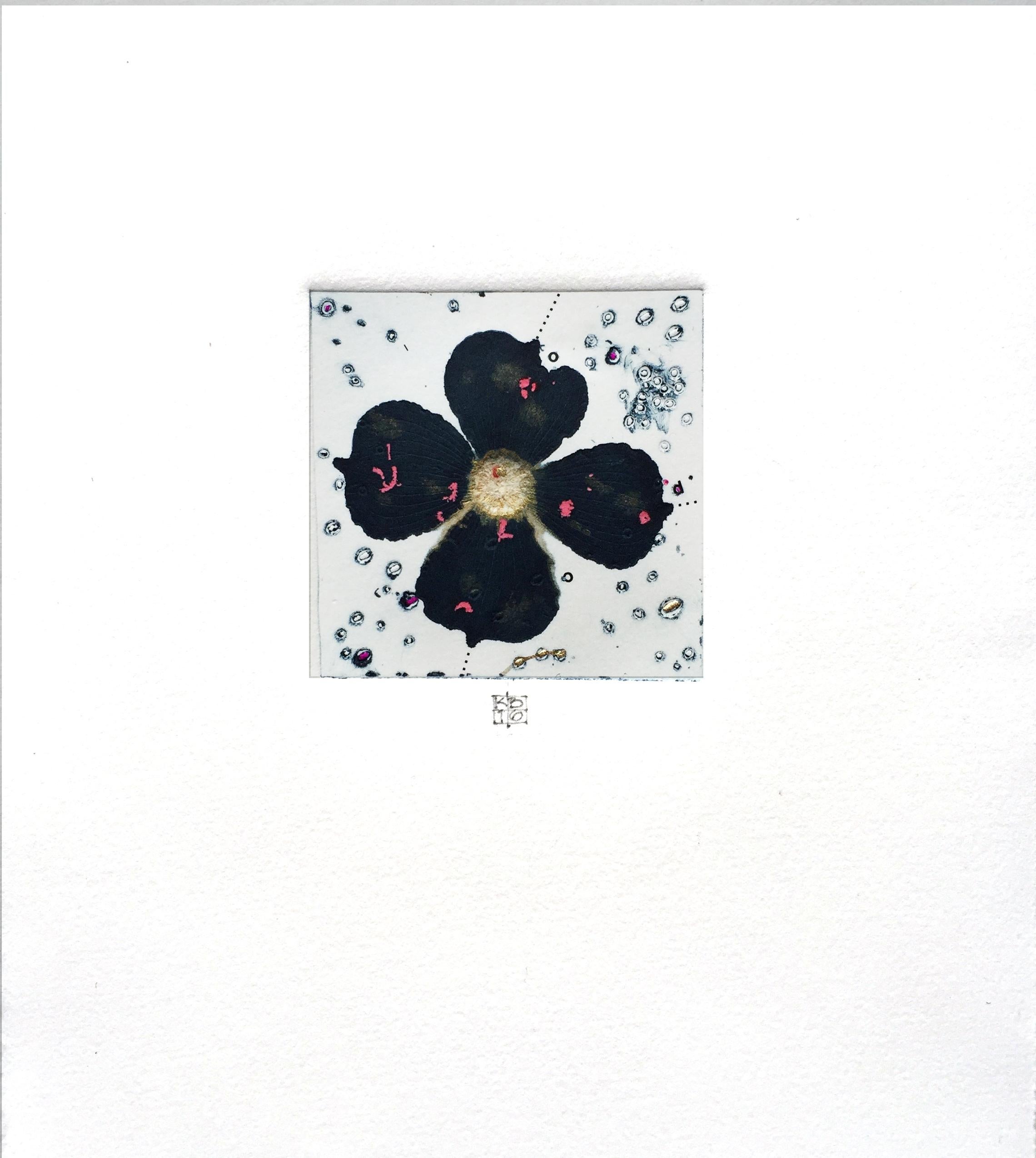 Karin Bruckner Abstract Print – Dogwood1, Mixed-Media-Arbeit auf Papier, blaue Blume
